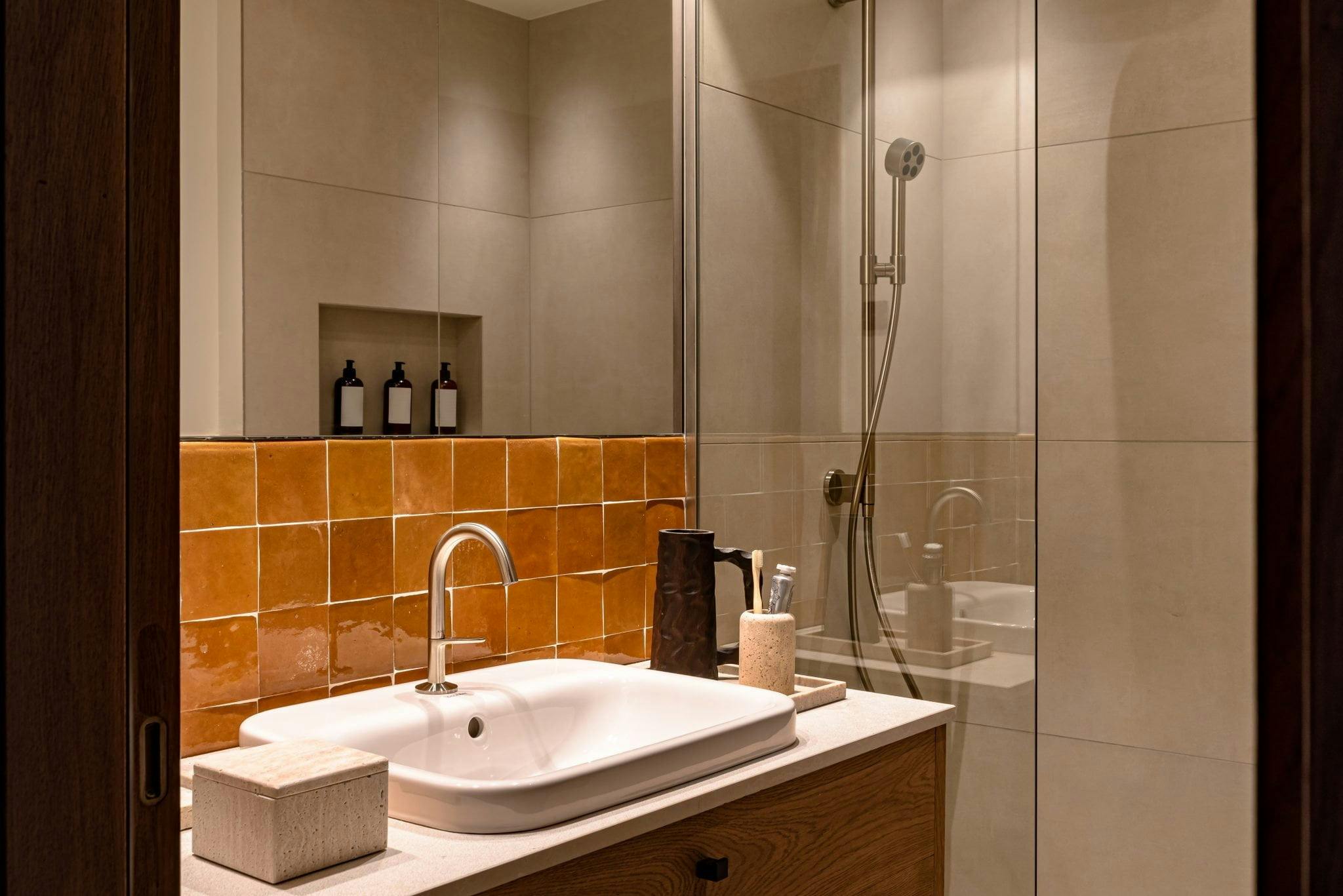 Orange tiles decored bathroom and shower at Le 1550
