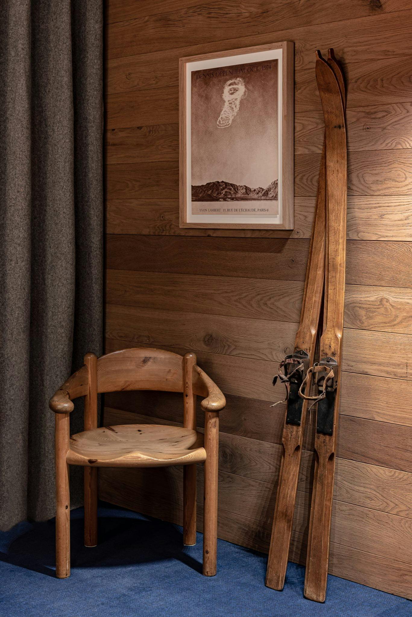 Decoration : old pair of ski at Le 1550