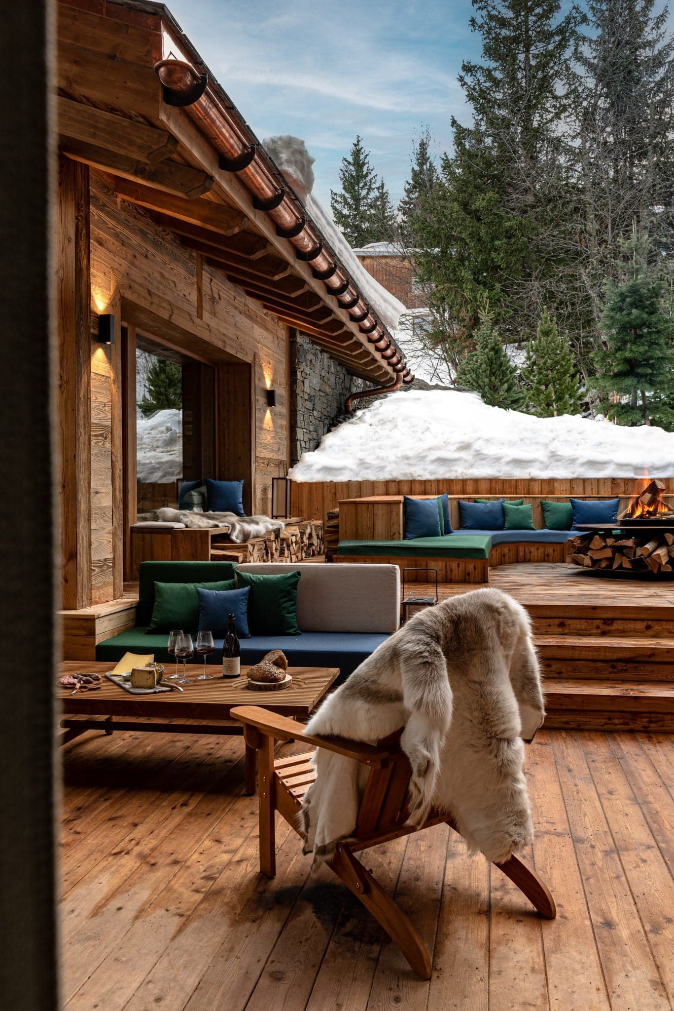 Terrasse extérieure en bois avec neige au 1550