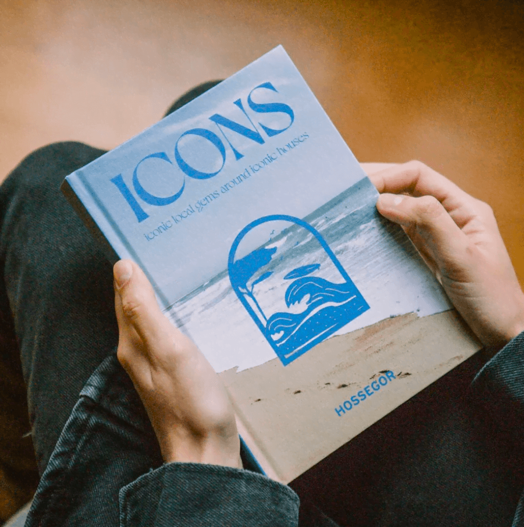 Person holding the Icons local guide on destination Hossegor on his legs