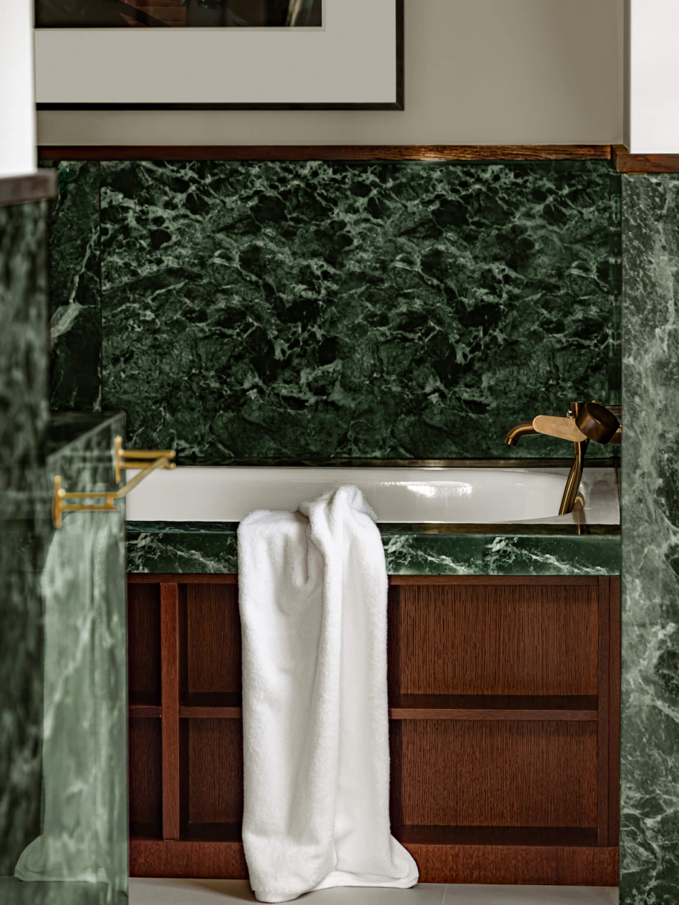 Salle de bain en marbre vert, gros plan sur la baignoire aux Bords du Lac