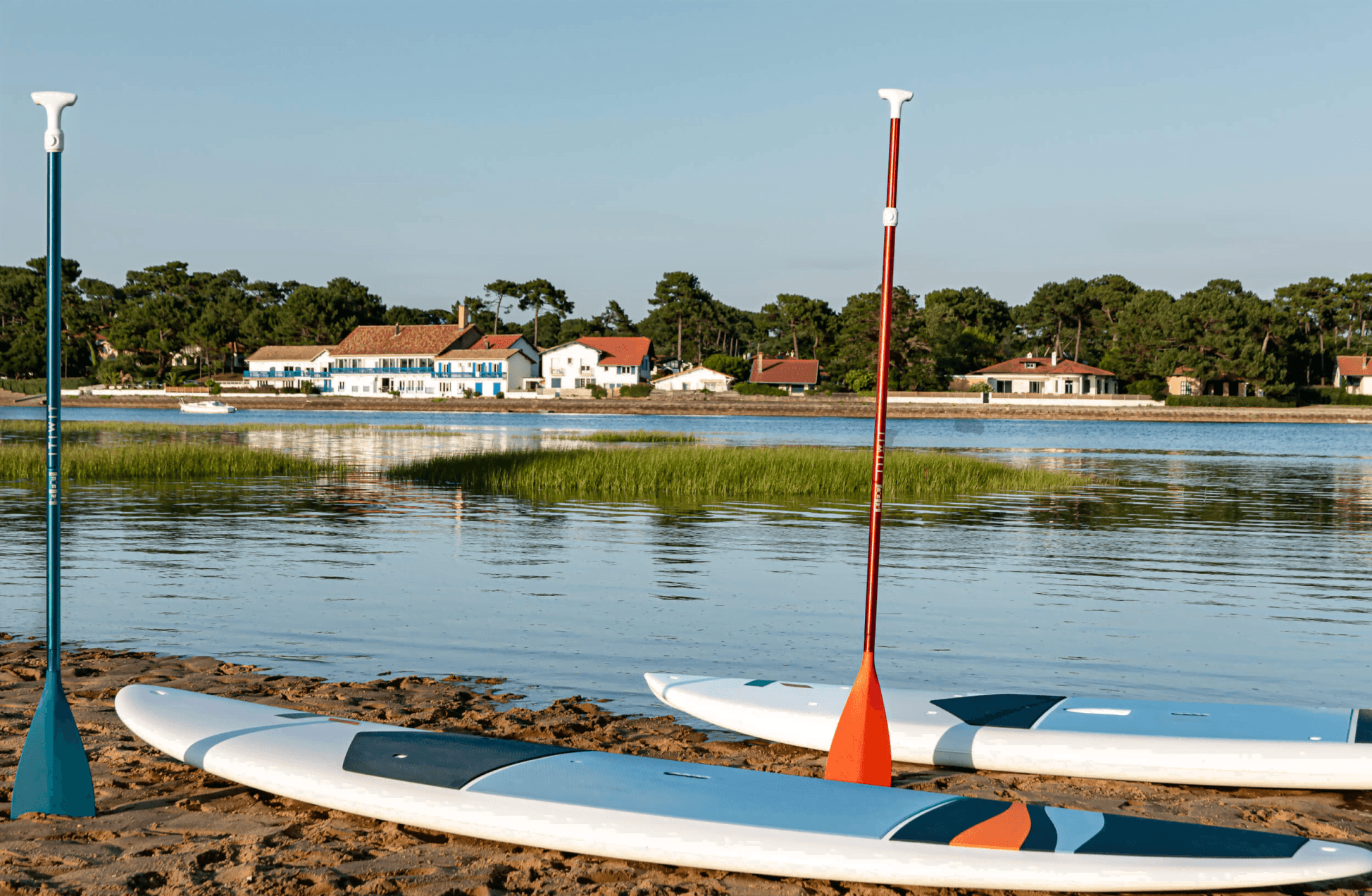 Paddle boards sur la plage devant le lac marin des Bords du Lac