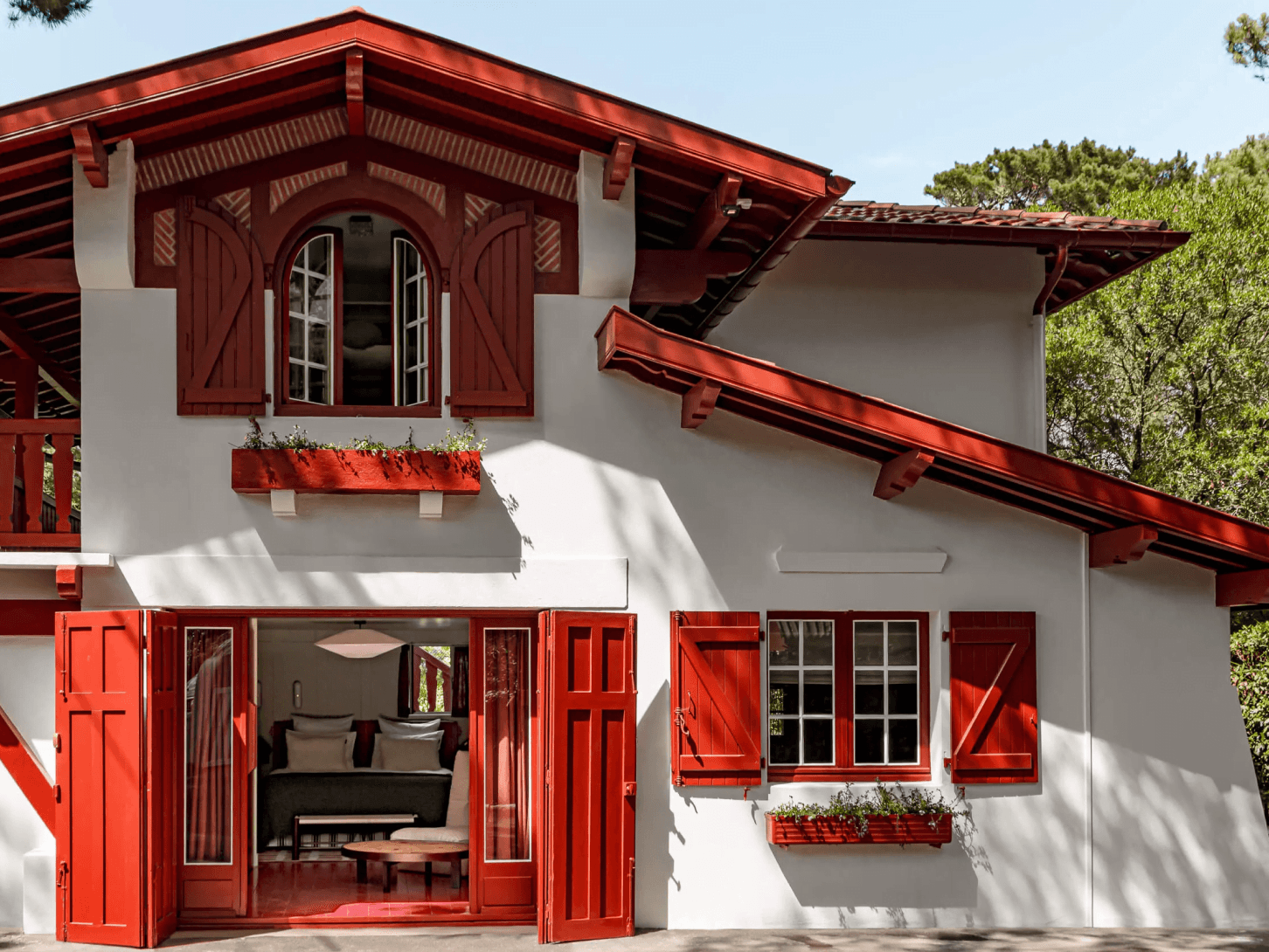 Façade rouge et blanche de la maison aux Bords du Lac