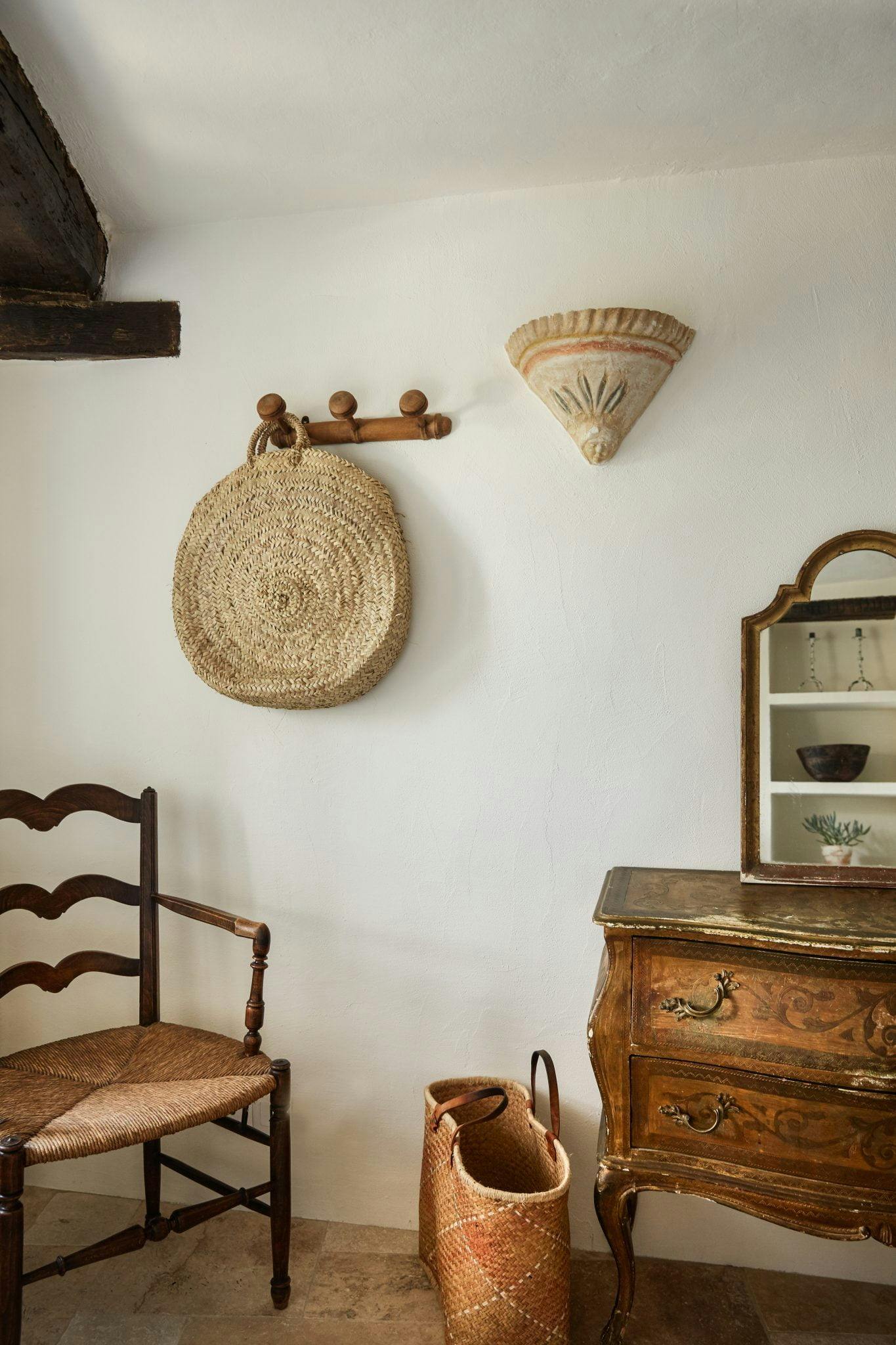 Detail chambre : commande ancienne, panier du marché et chaise en paille