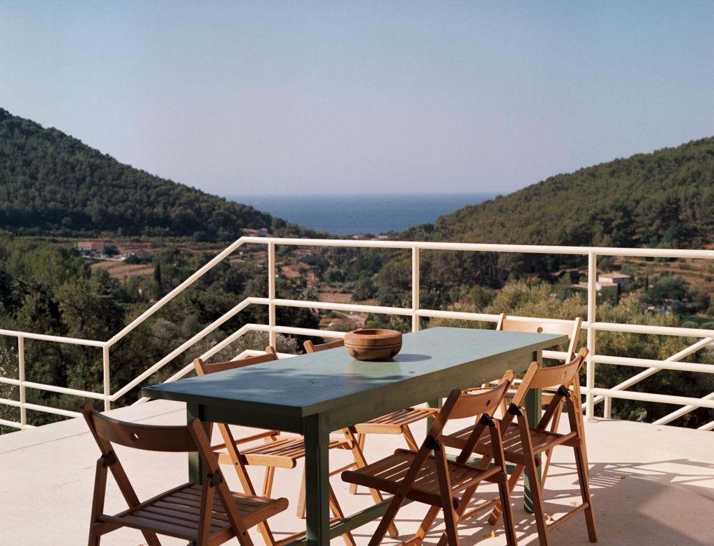 superbe vue sur les collines et la mer depuis la table de la terrasse