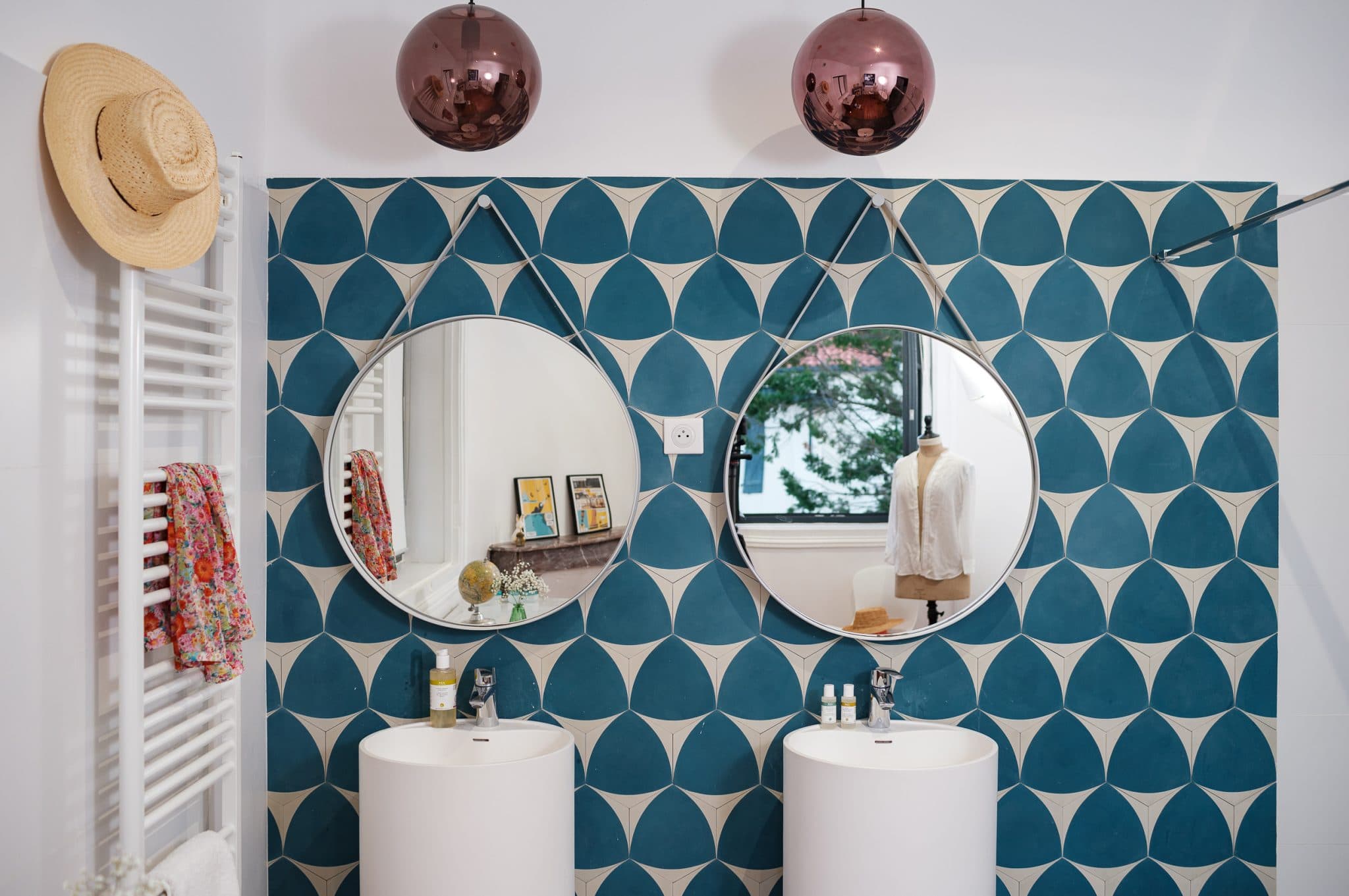 salle de bain à carreaux bleu et blanc avec double vasque