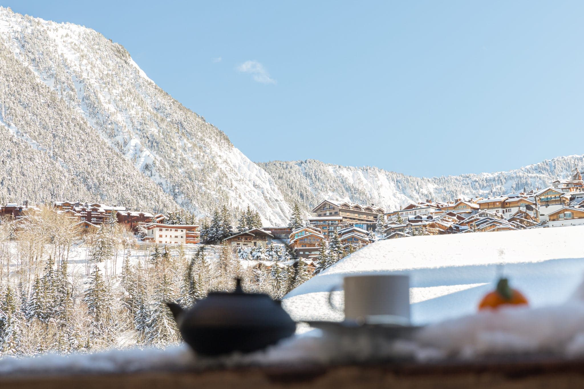Petit-déjeuner avec vue panoramique sur les sommets au Chalet Kandahar. 