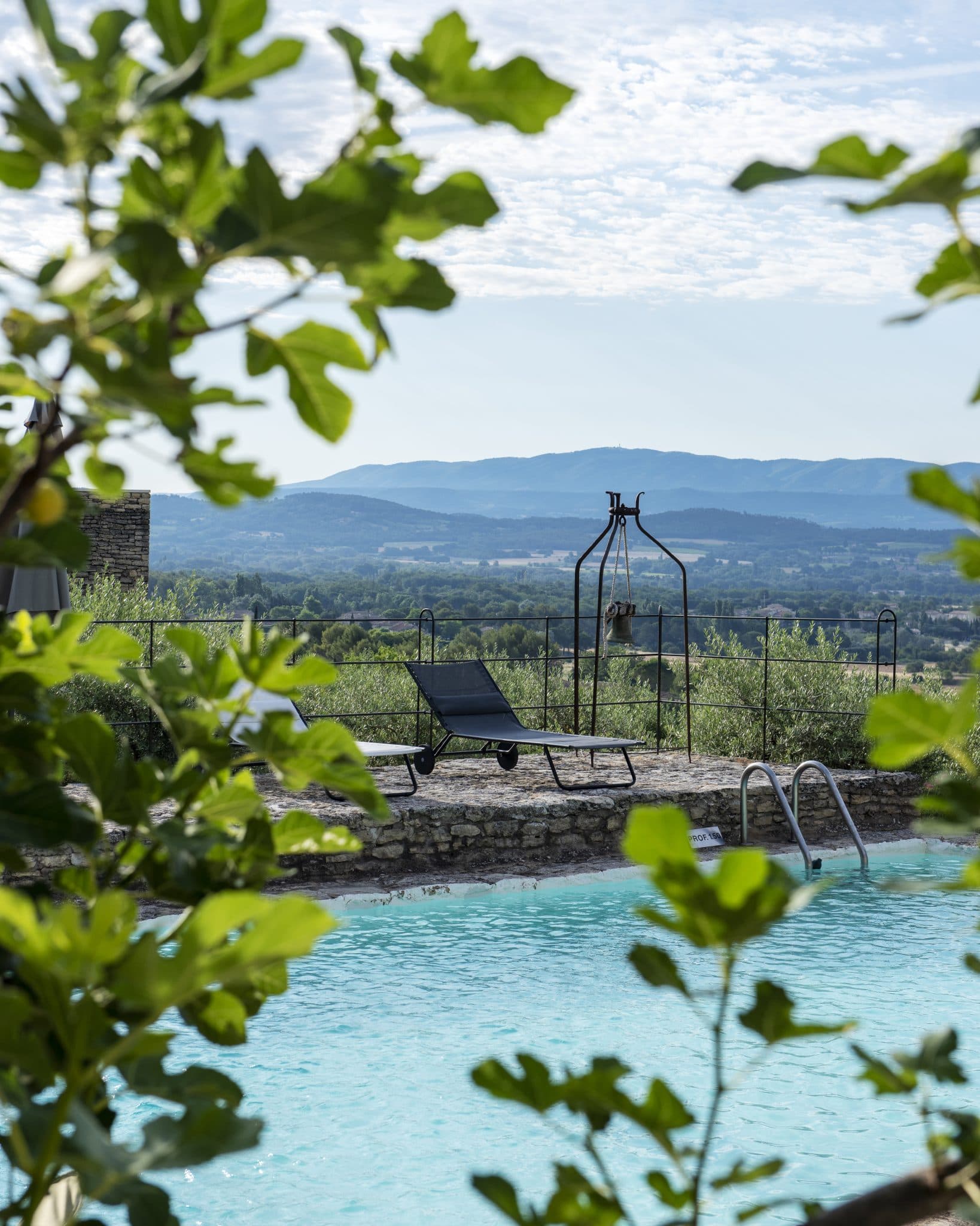 vue sur la piscine principale et sur le paysage de montagne panoramique derrière elle