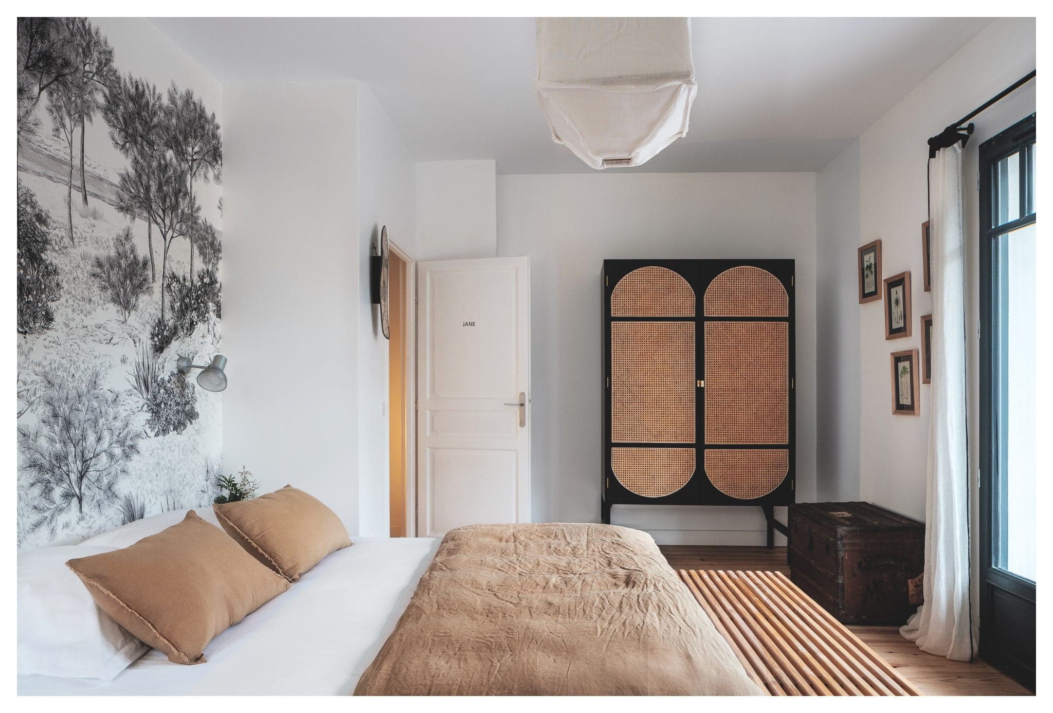 chambre avec grande armoire et banc