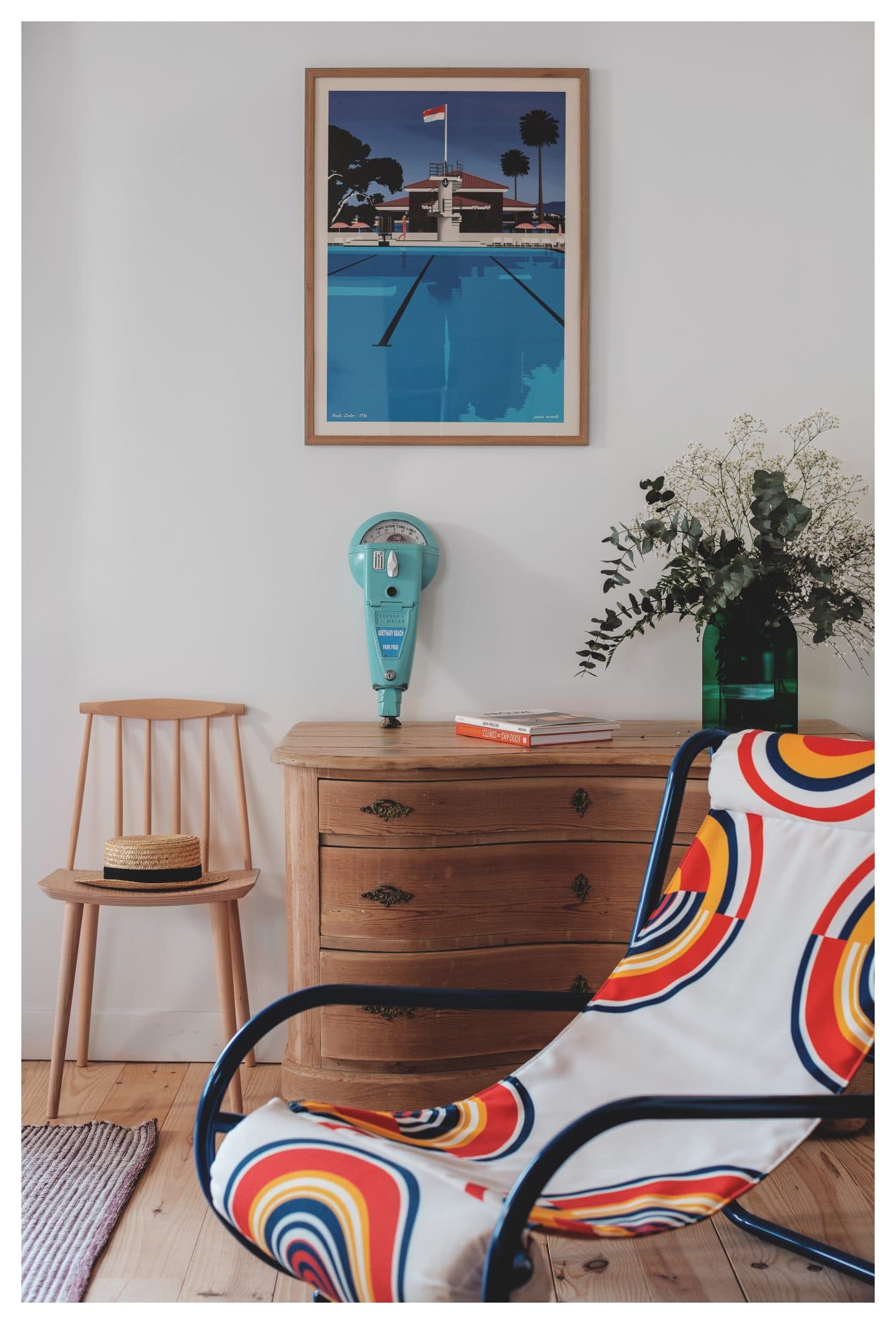 decoration du salon, fauteuil, commode et bouquet