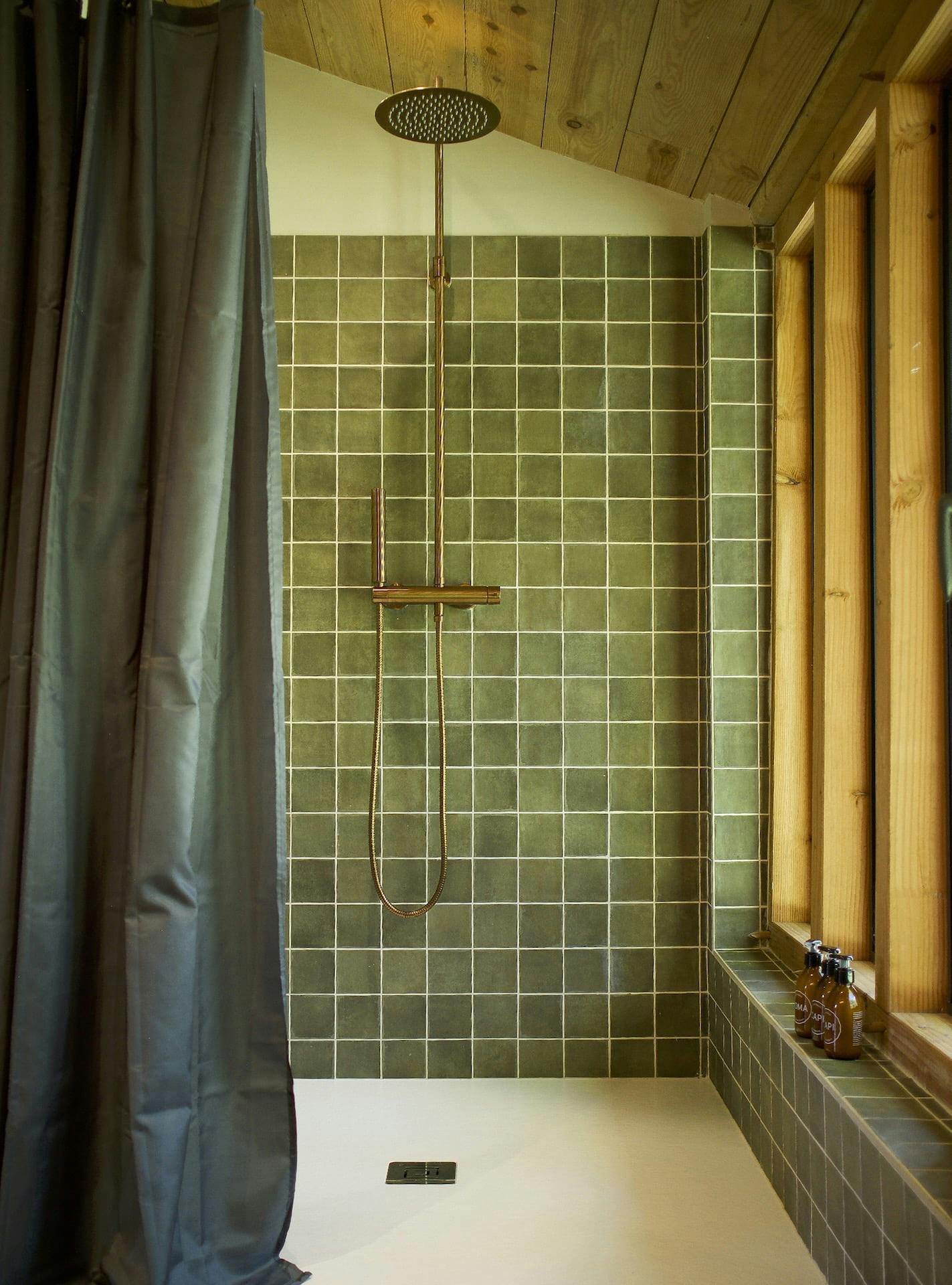 salle de bain avec faience vert clair