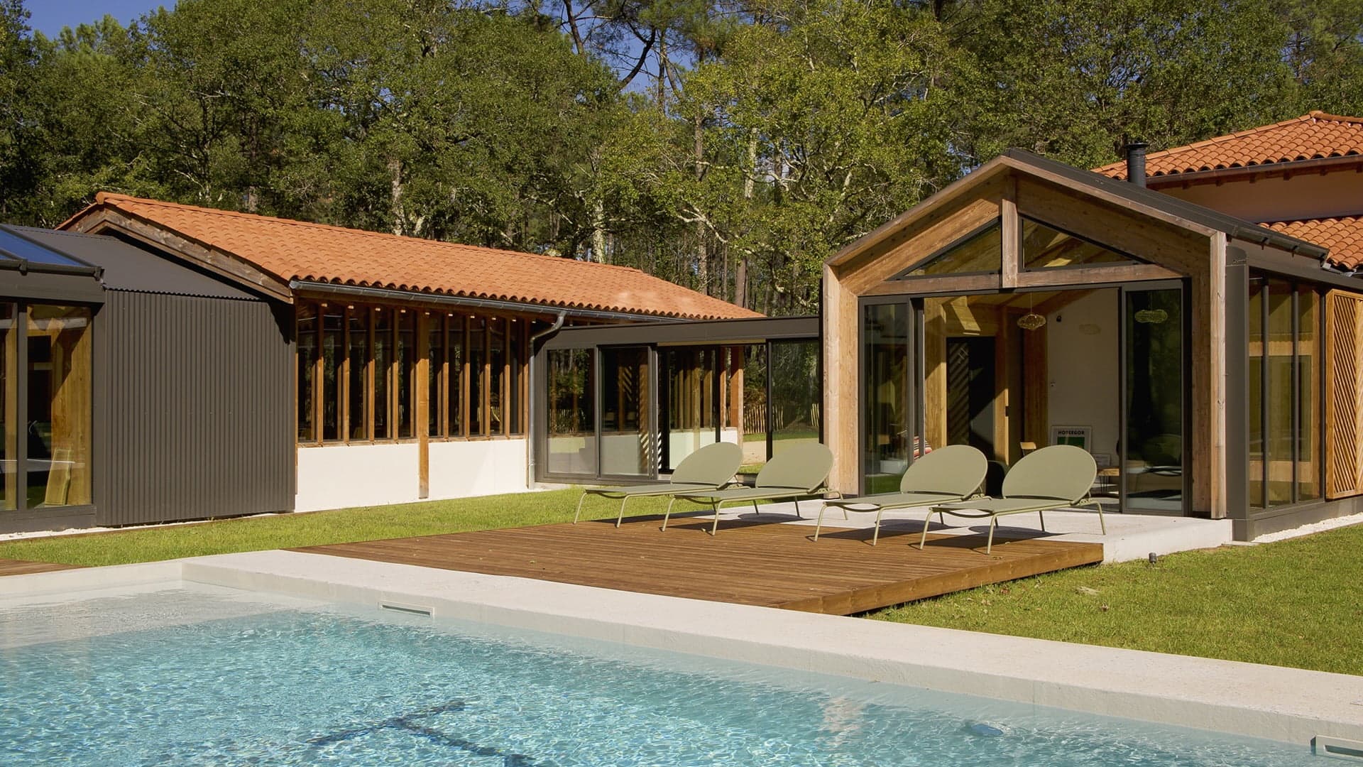 vue sur la terrasse et la piscine