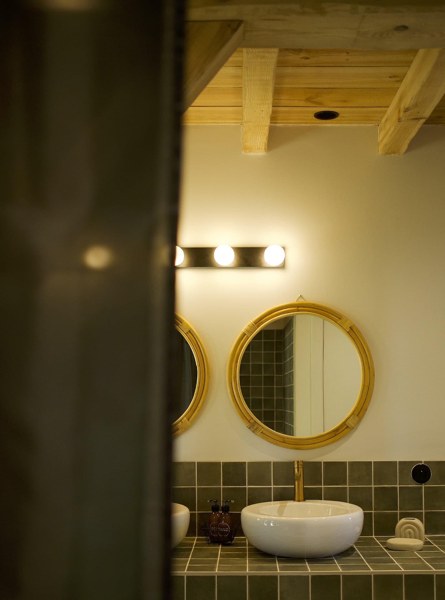 salle de bain à carreaux sombres