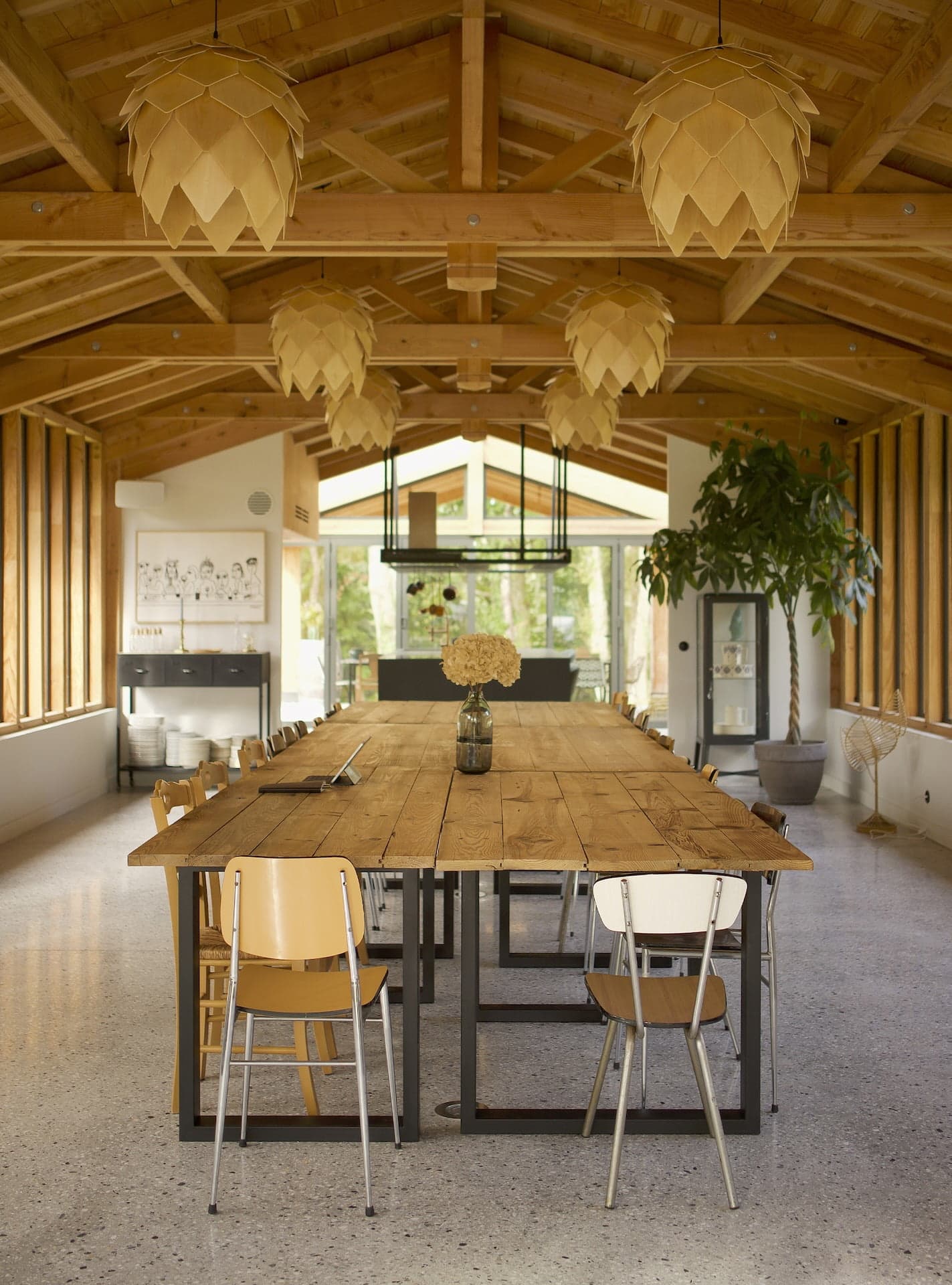 grande salle à manger en bois et luminaire en suspension