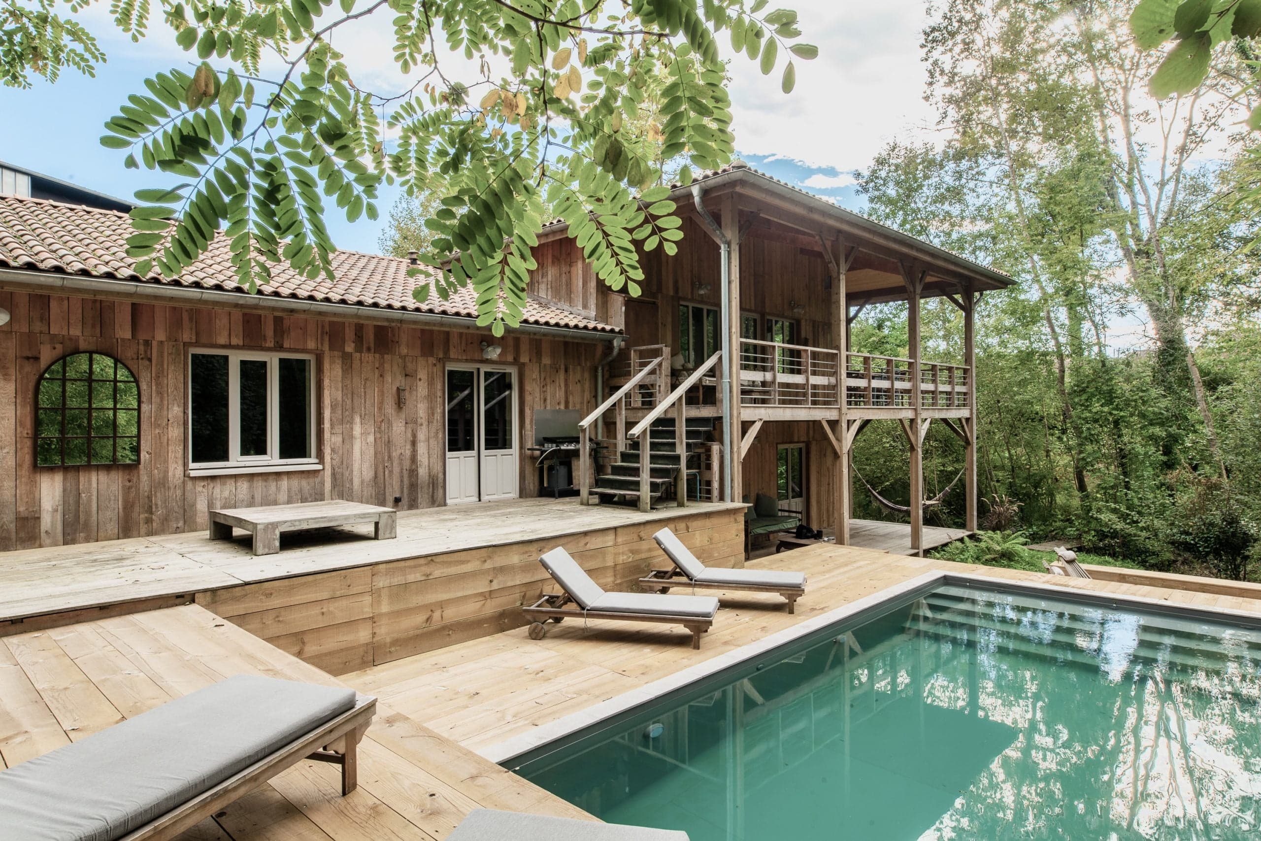 view of the hut and its swimming pool