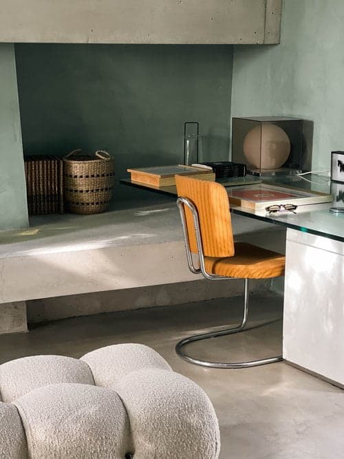 espace de travail avec bureau en verre
