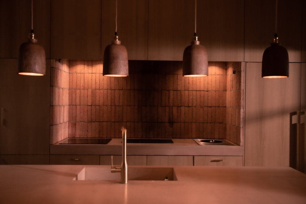 cuisine éclairée par des luminaires en suspension