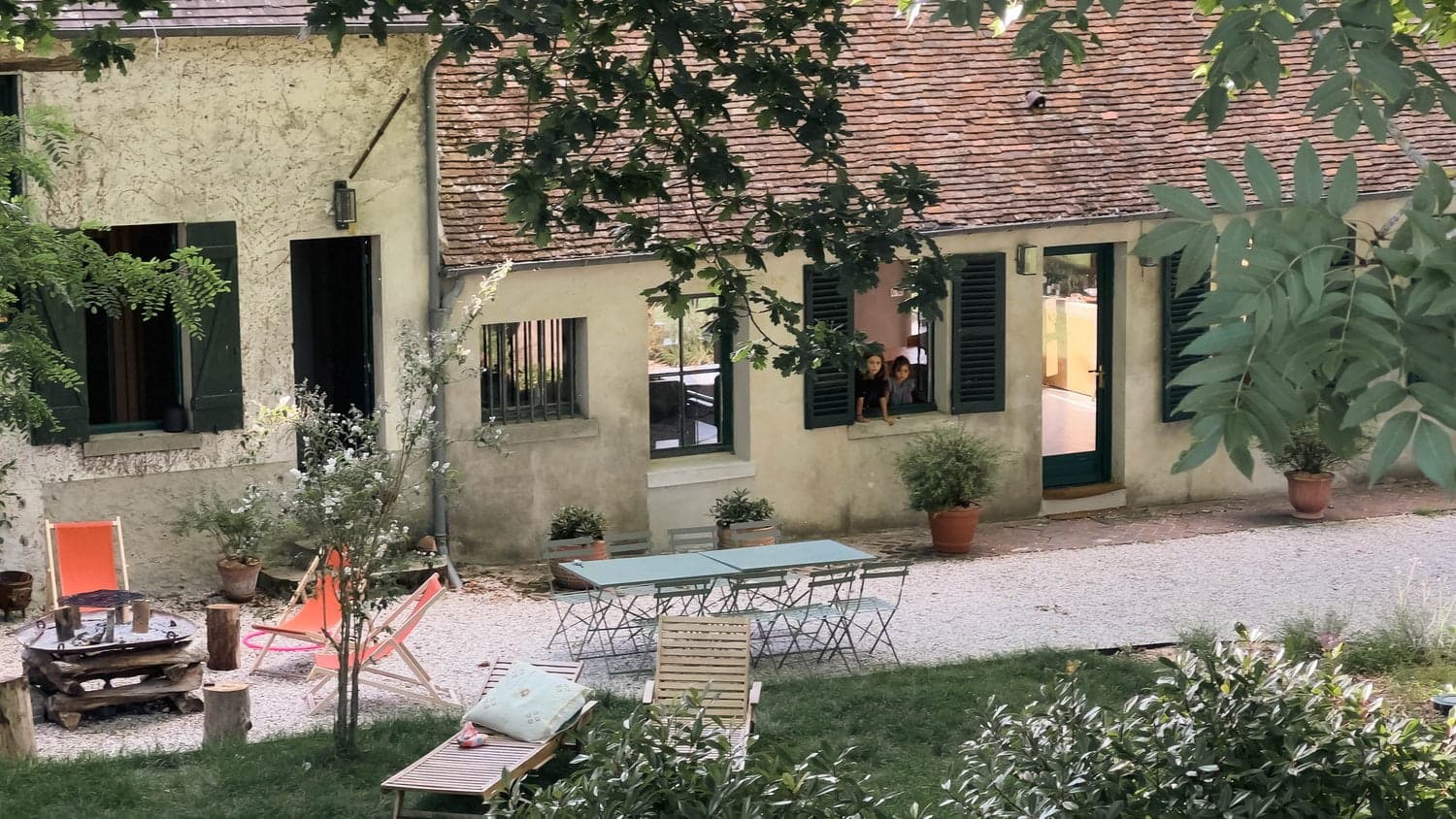 vue sur la maison et la terrasse