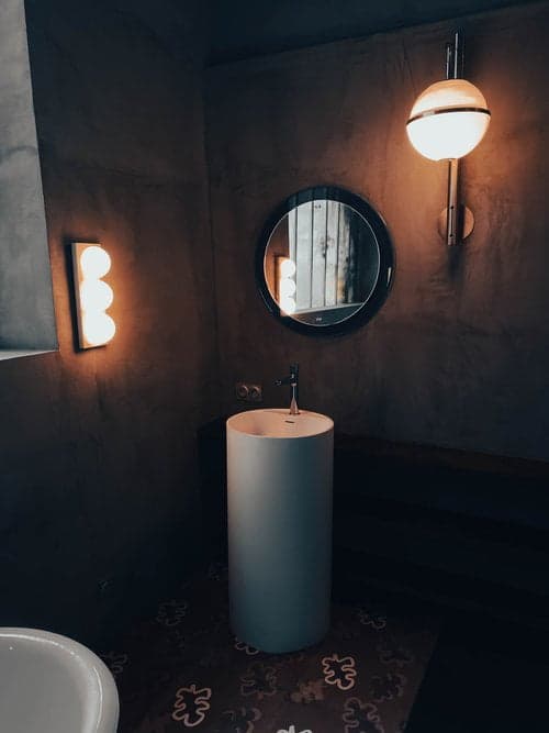 salle de bain avec baignoire