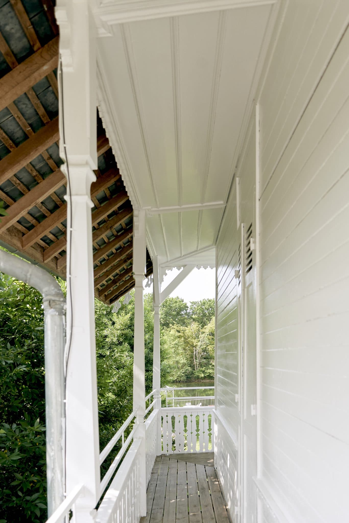 balcon blanc longeant les chambres