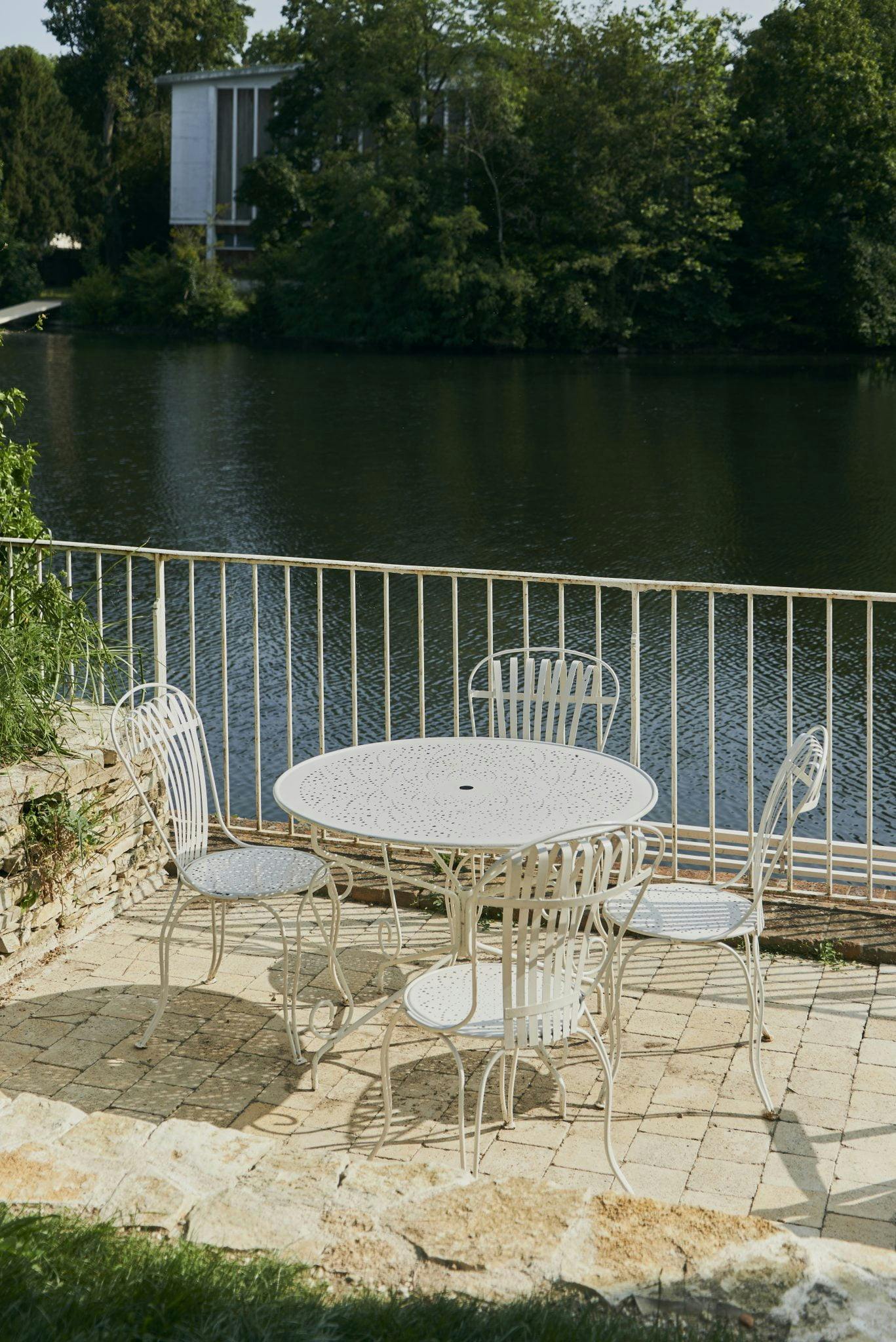 table pour prendre le café au soleil au bord du lac