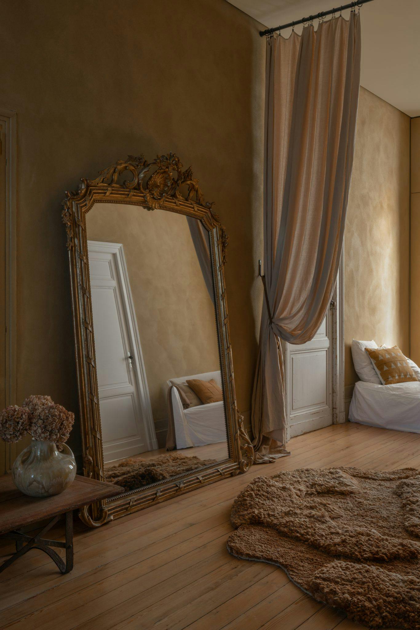 décoration de la chambre, grand miroir doré