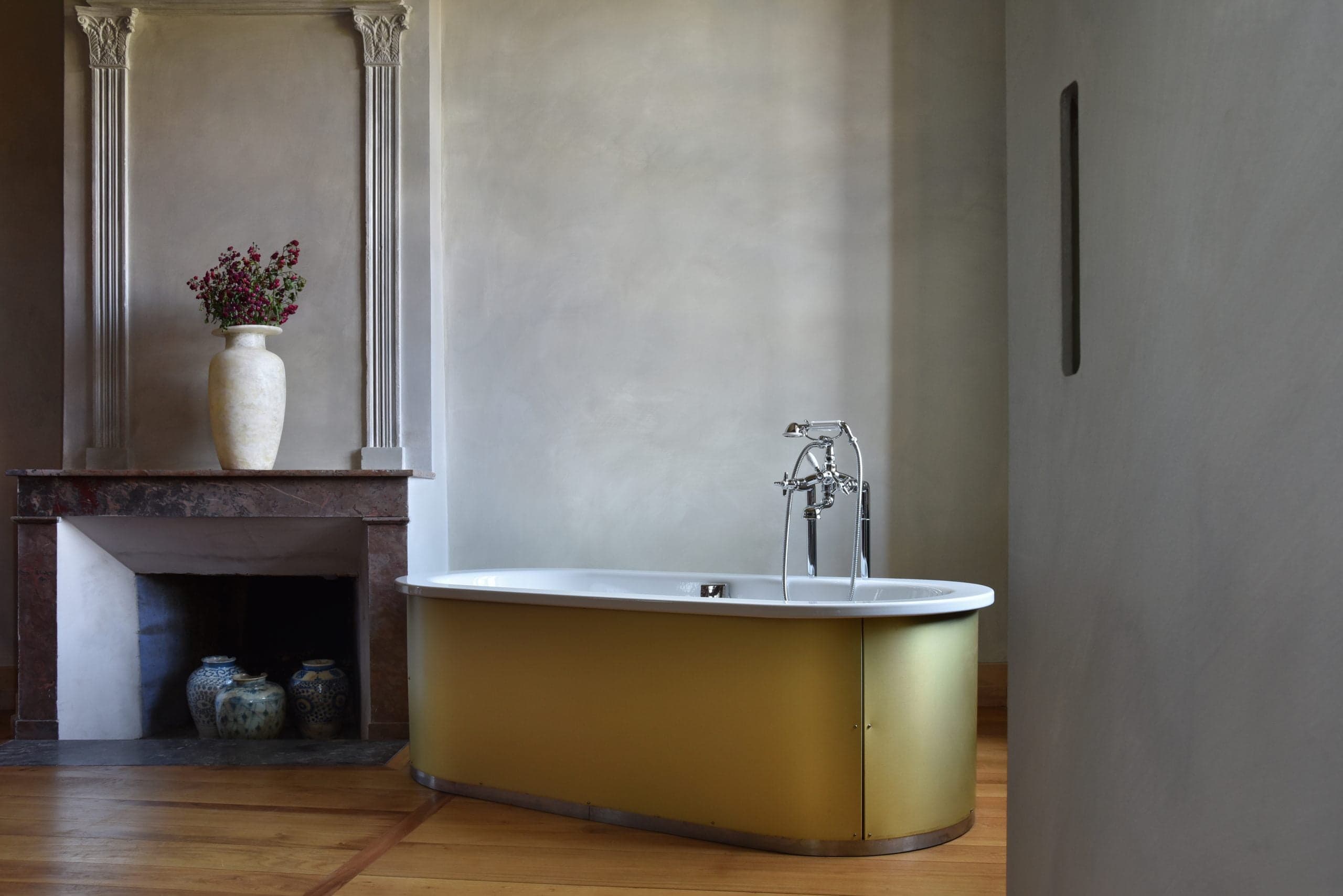 baignoire de la suite proche de la cheminée
