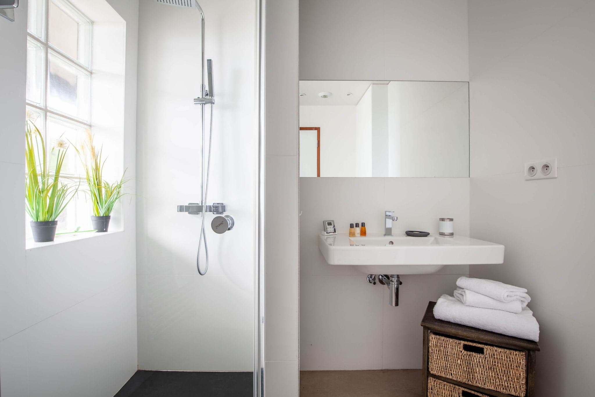salle de bain avec douche