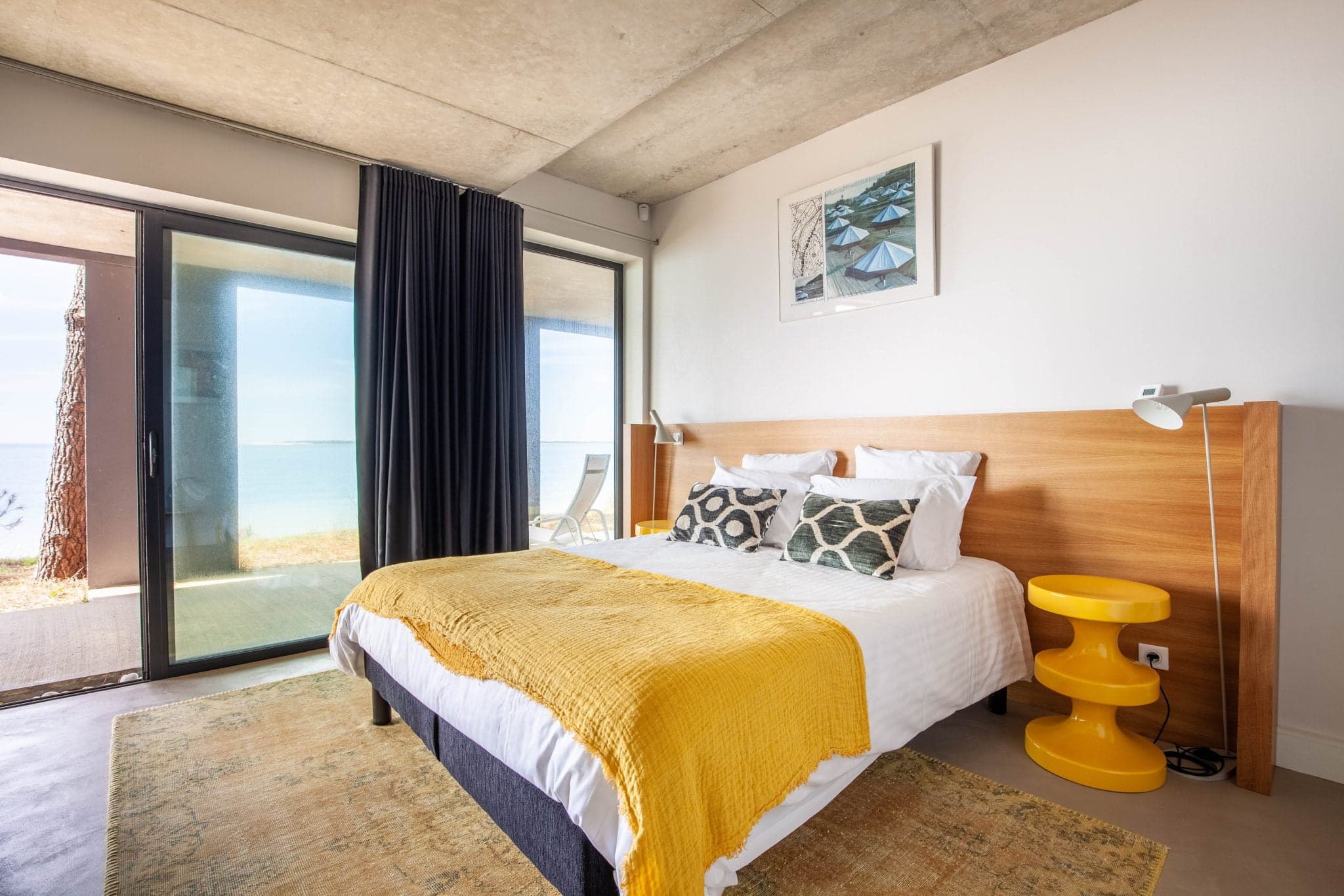 chambre jaune avec grande baie vitrée et vue