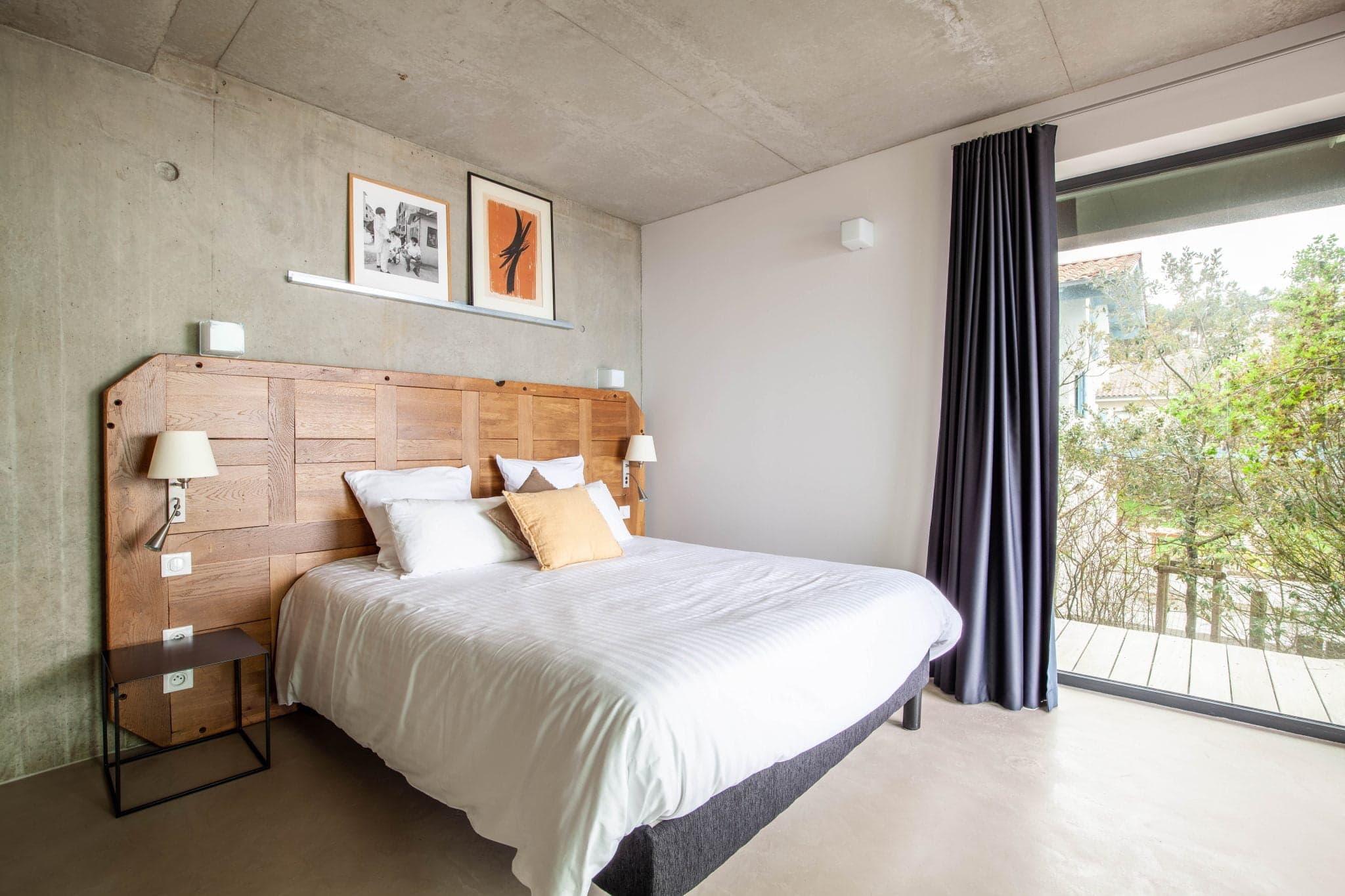 L'une des chambre vue forêt et sa tête de lit signature