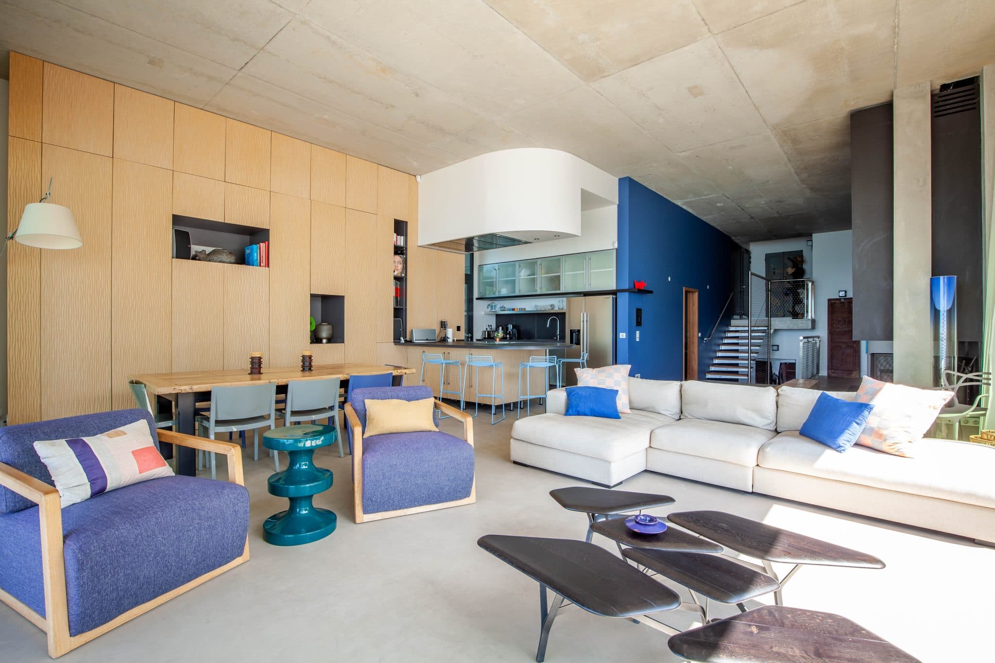 salon bleu de la villa avec canapé et fauteuil