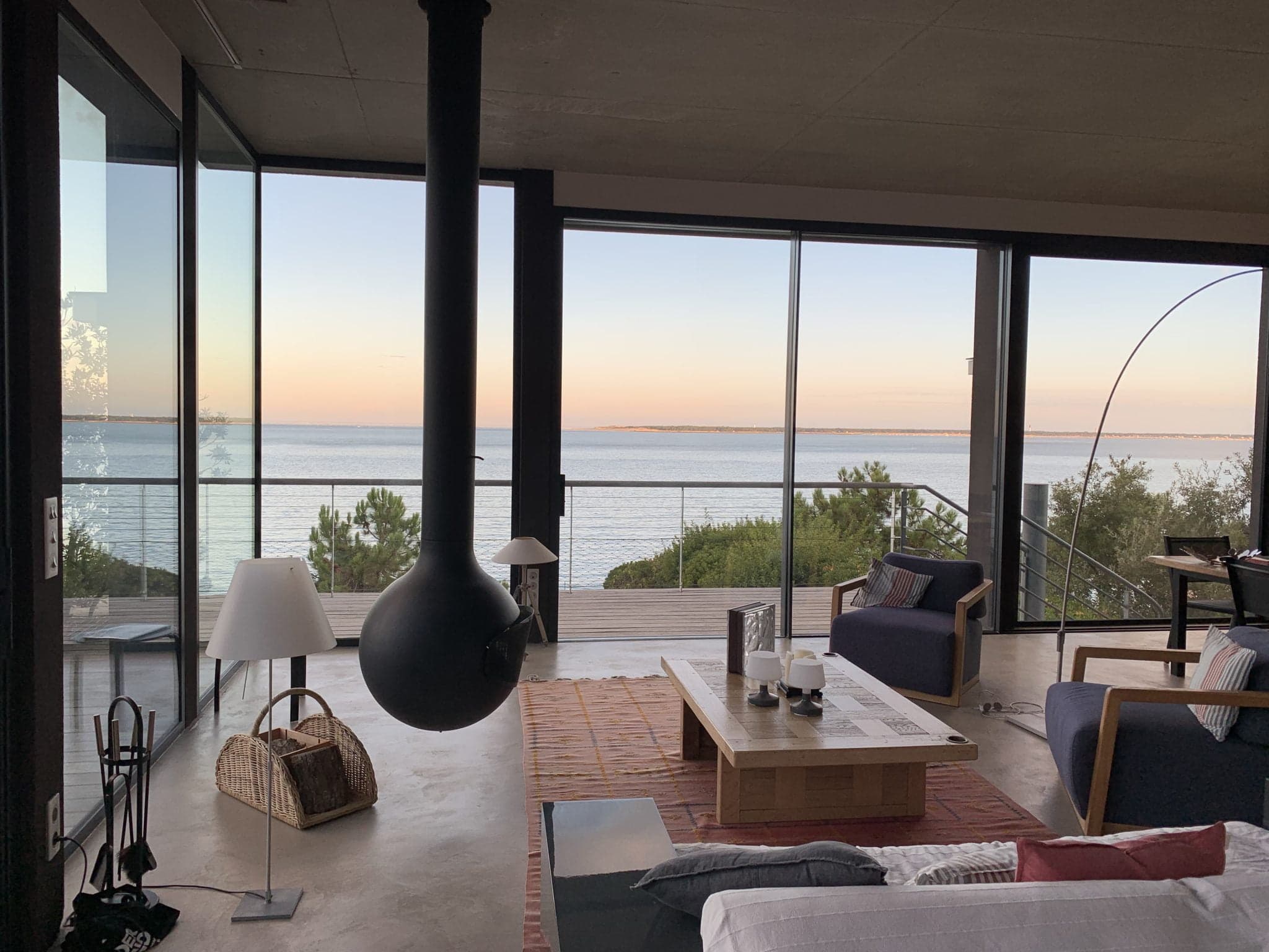 salon avec vue et cheminée suspendue