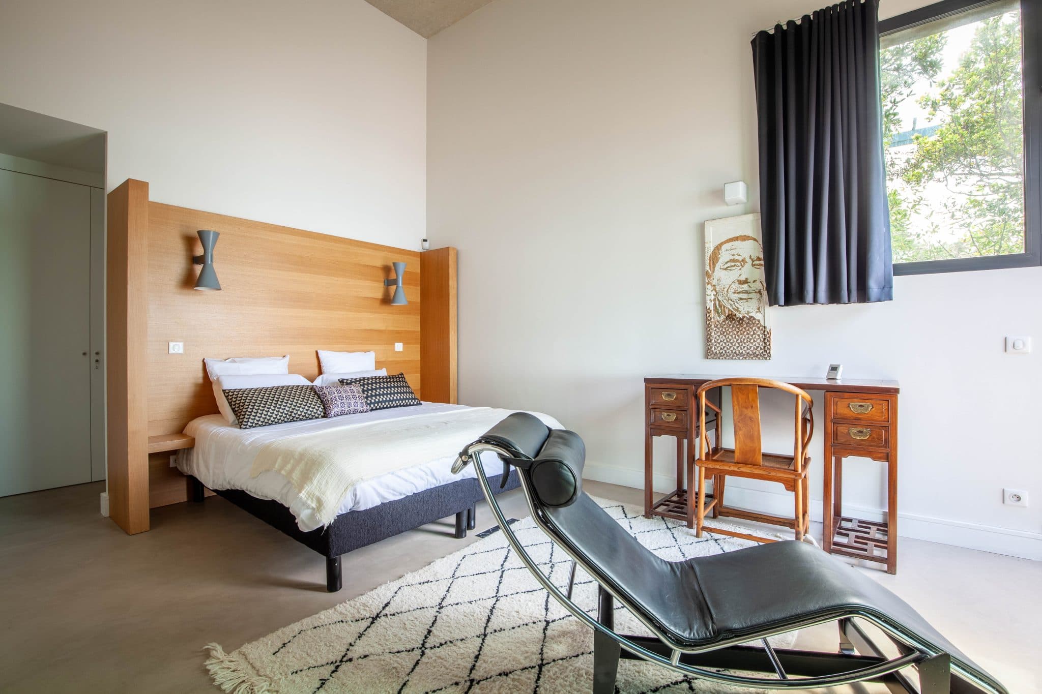 chambre double avec chaise style Corbusier