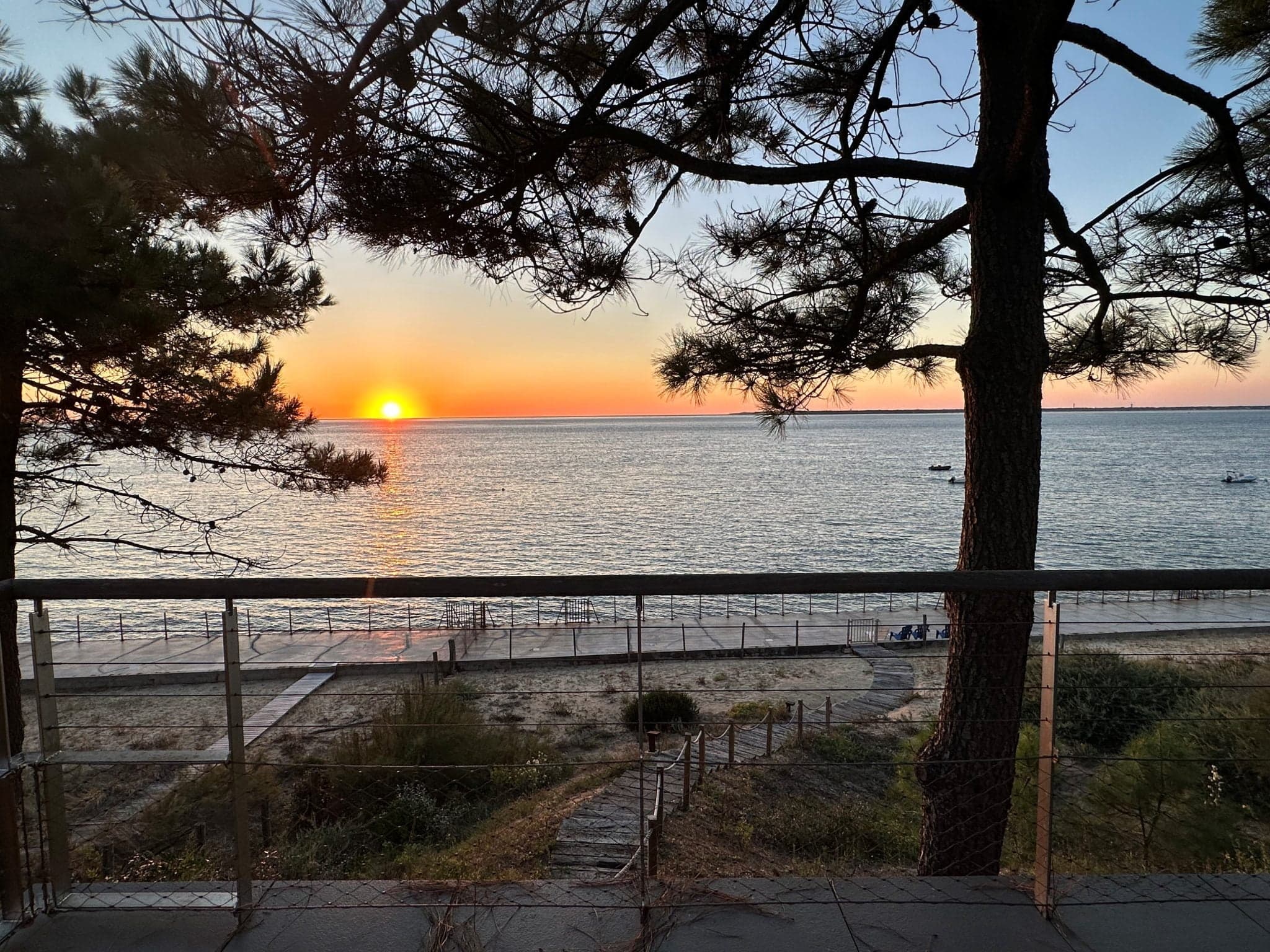 vue depuis la terrasse sur le coucher de soleil