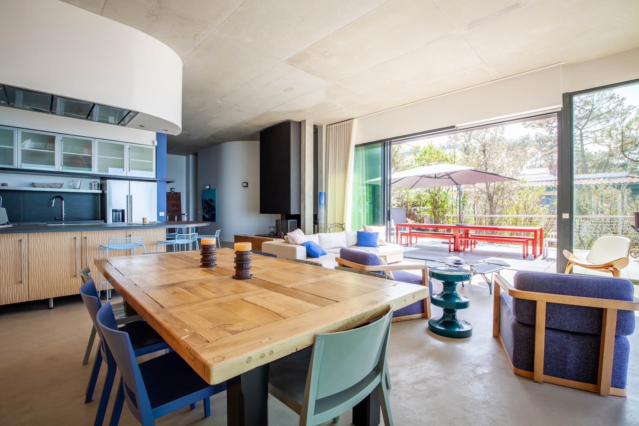 grande table pour diner dans la villa