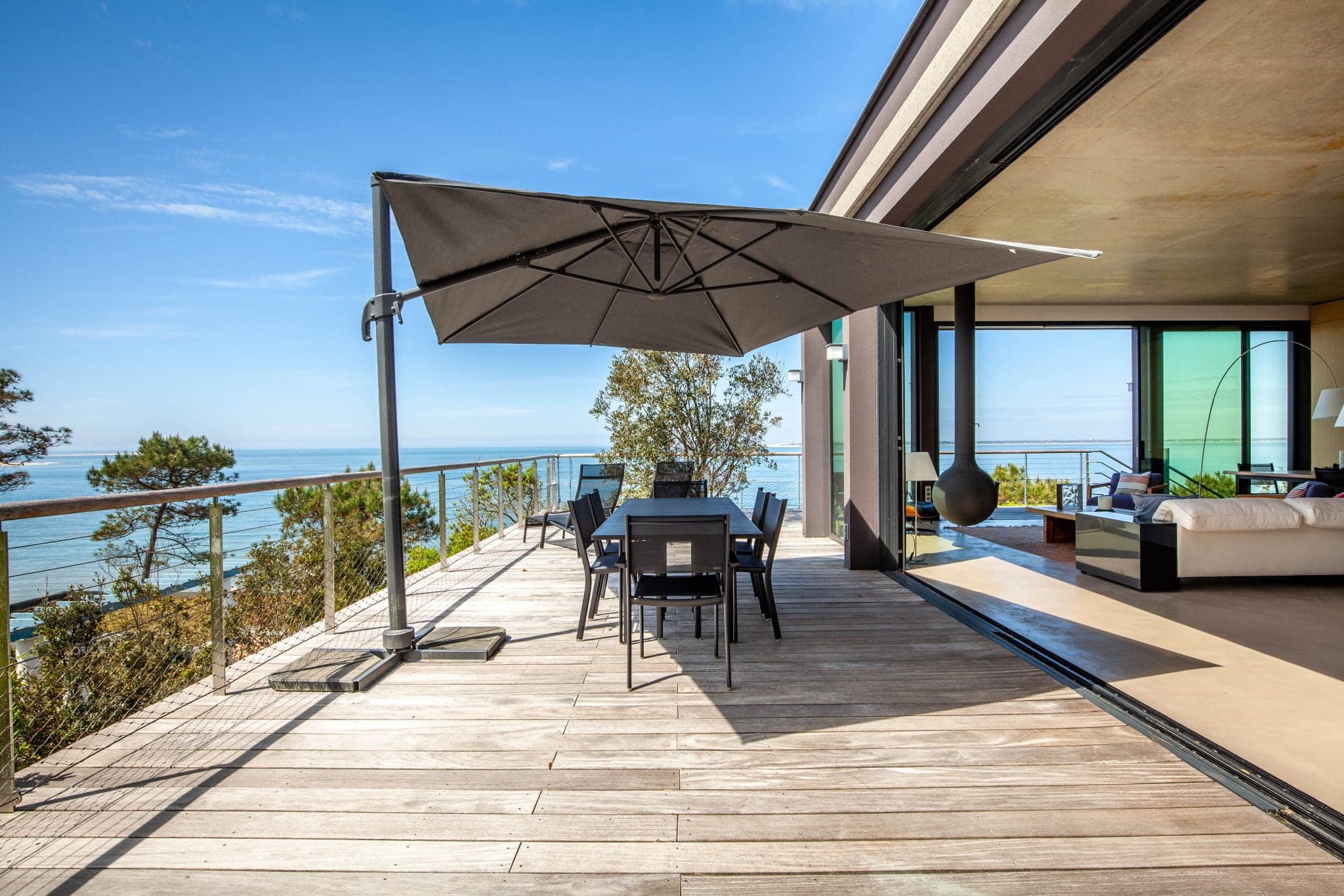 Une terrasse comme suspendue au dessus de la mer 