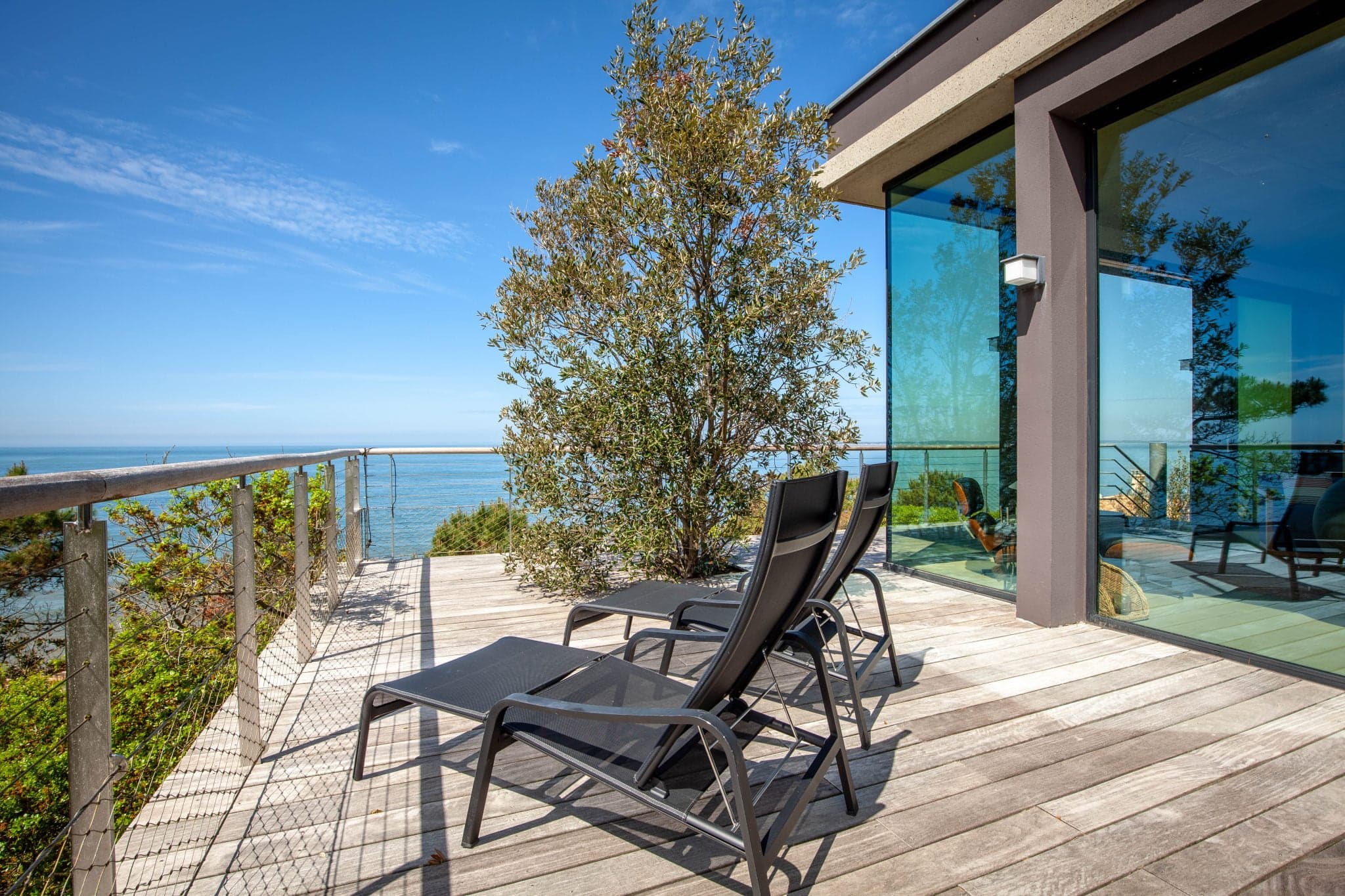 transats sur la terrasse avec vue sur la mer