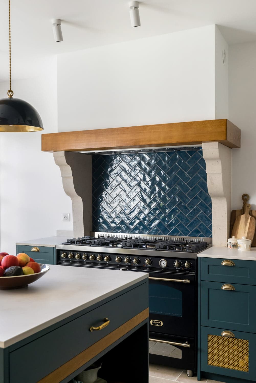 cuisine à carreaux bleus et lampe en suspension