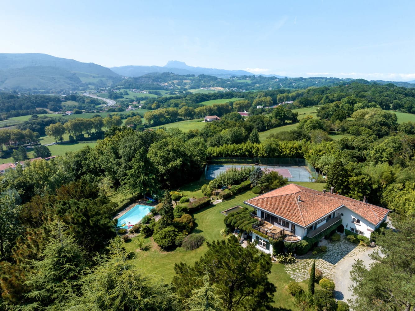 vue aérienne de la maison et du domaine