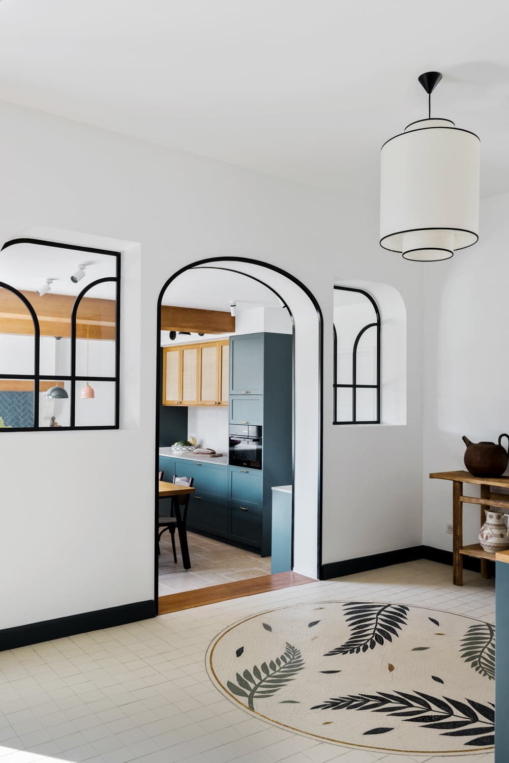 entrance hall with access to the kitchen through the arched opening