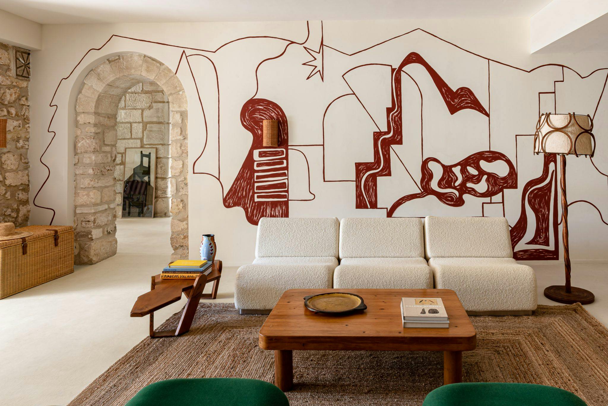 Petit salon, canapé et fresque sur le mur