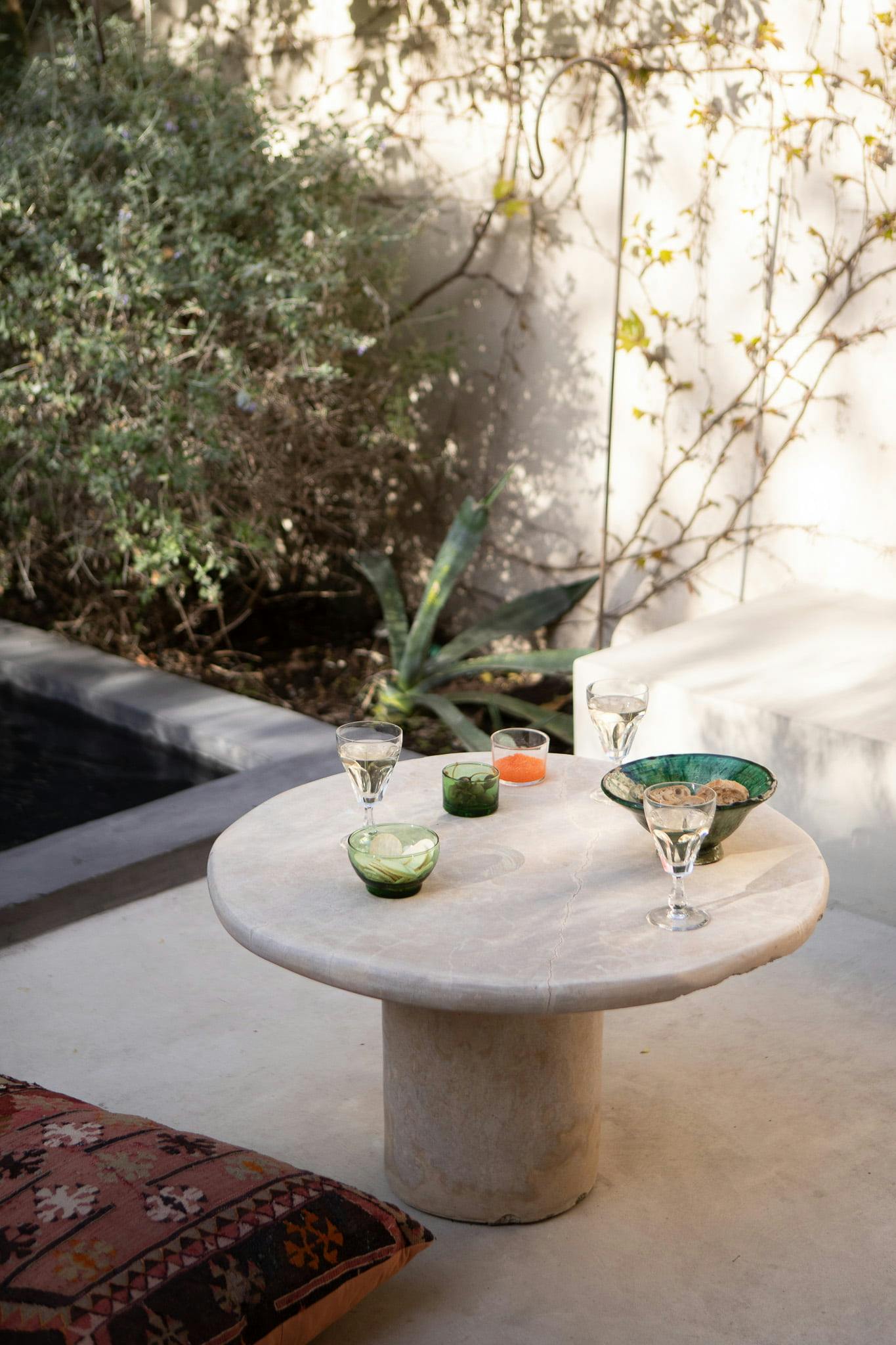 decoration de la terrasse : table basse et verre à cocktails