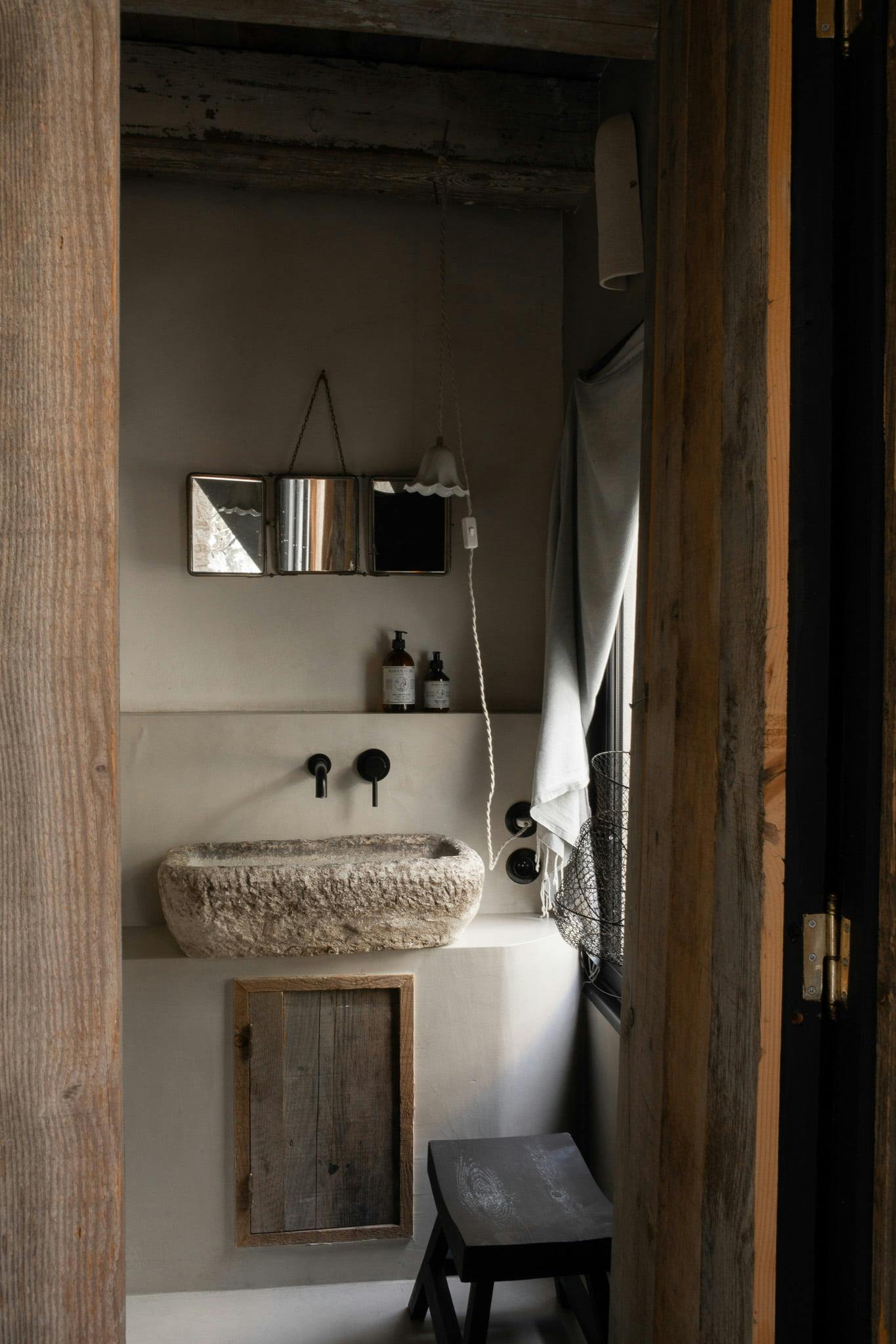 salle de bain en bois avec vasque