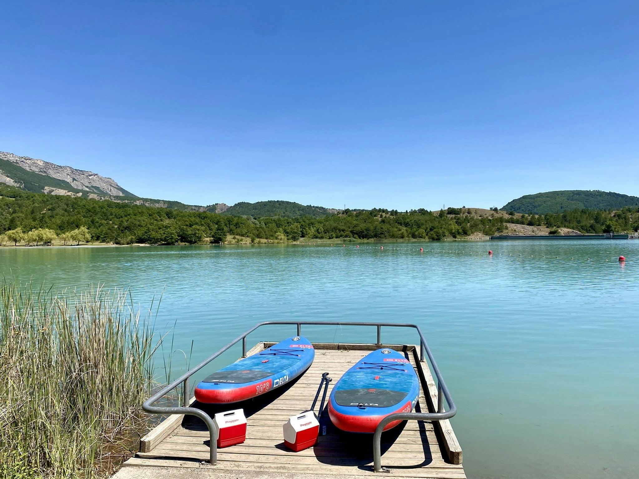 vue sur le lac, le ponton et les paddles