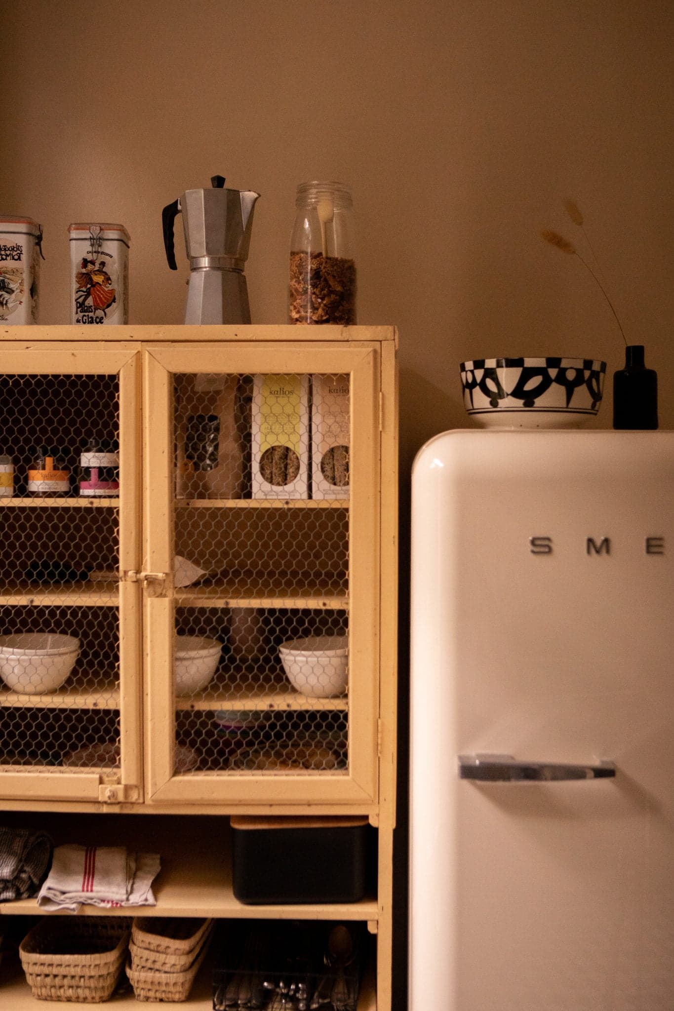 kitchen, smeg fridge