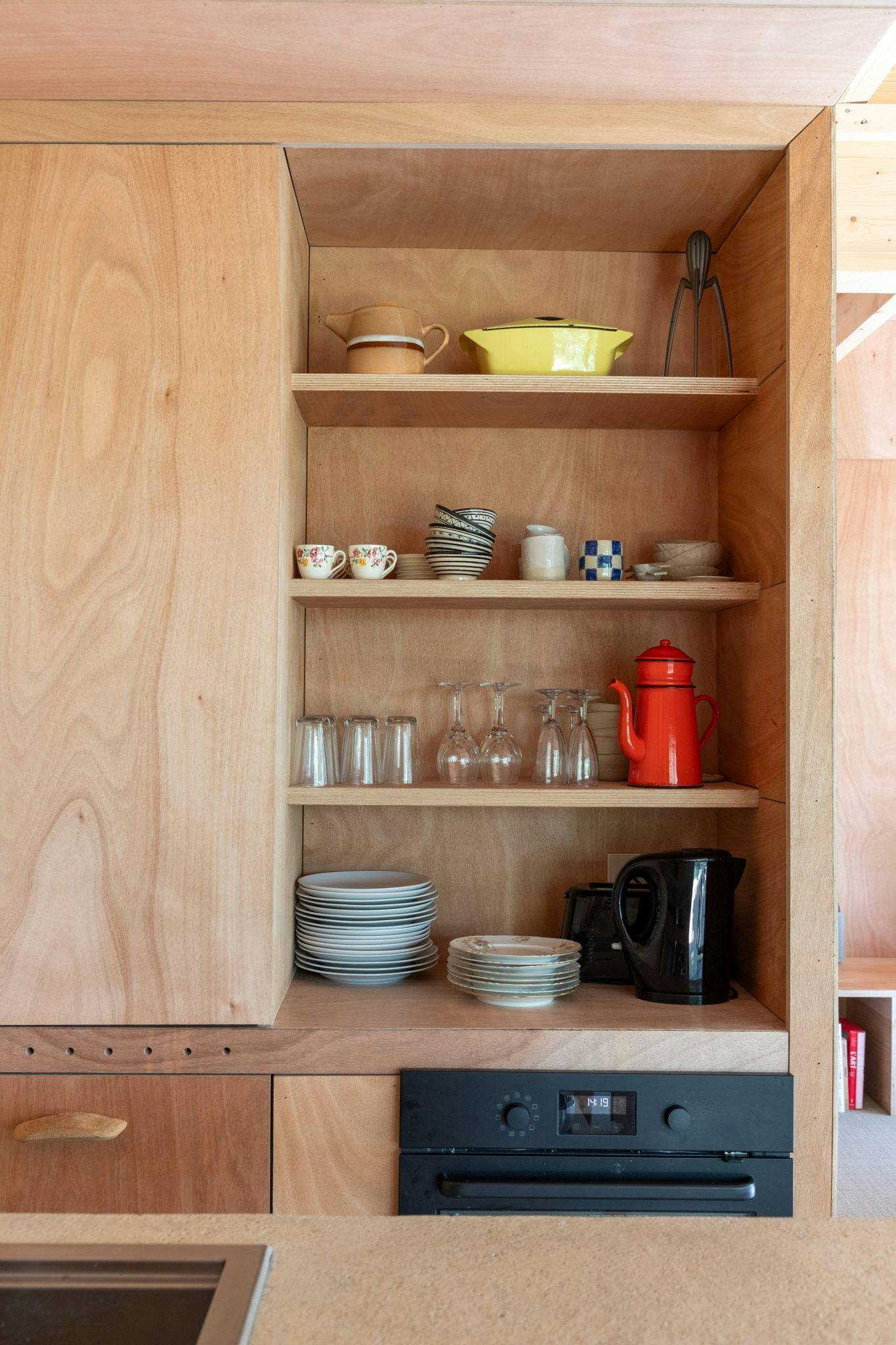 detail de la cuisine, tiroir en bois rempli de vaisselle
