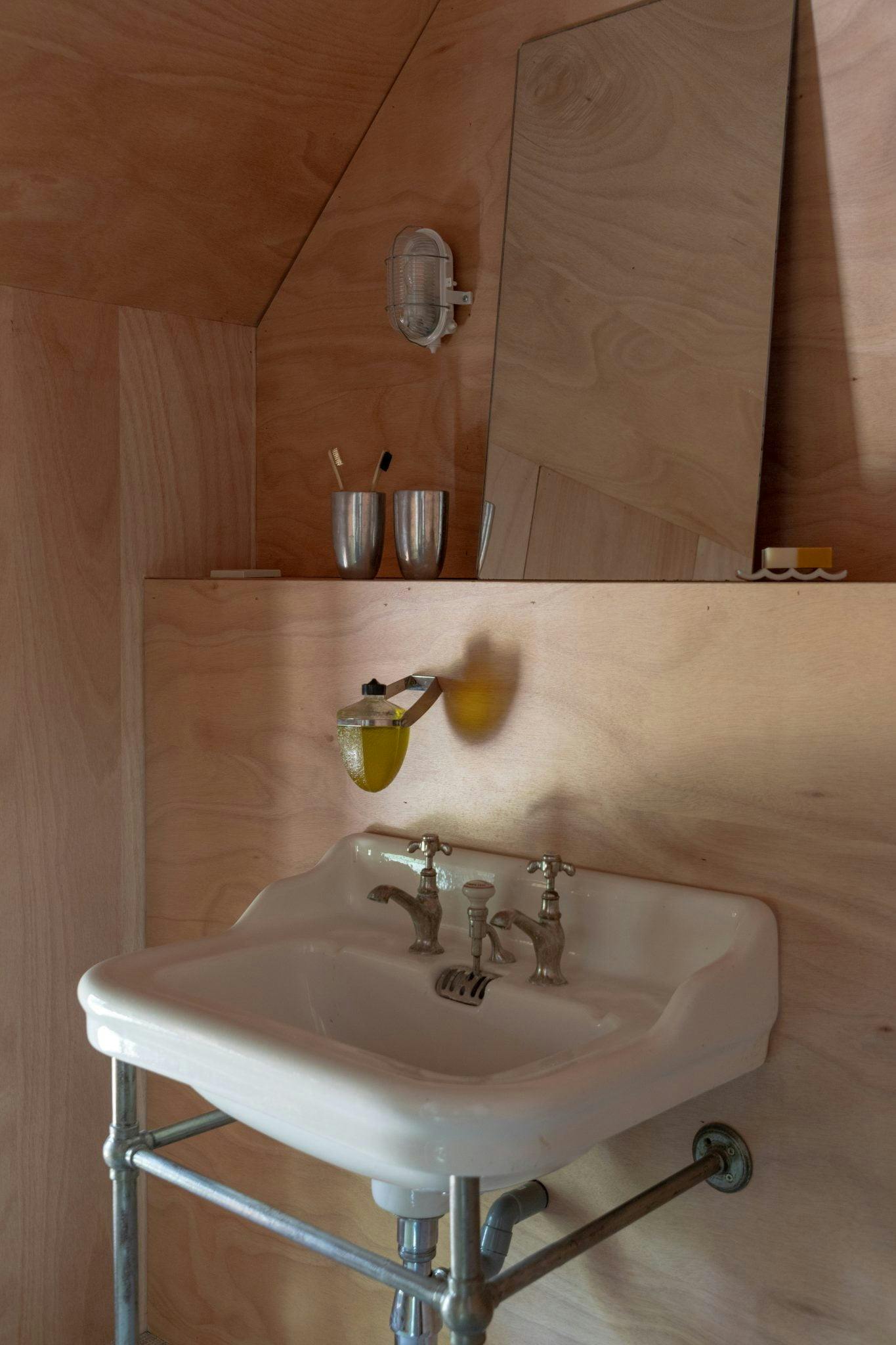 salle de bain en bois, lavabo