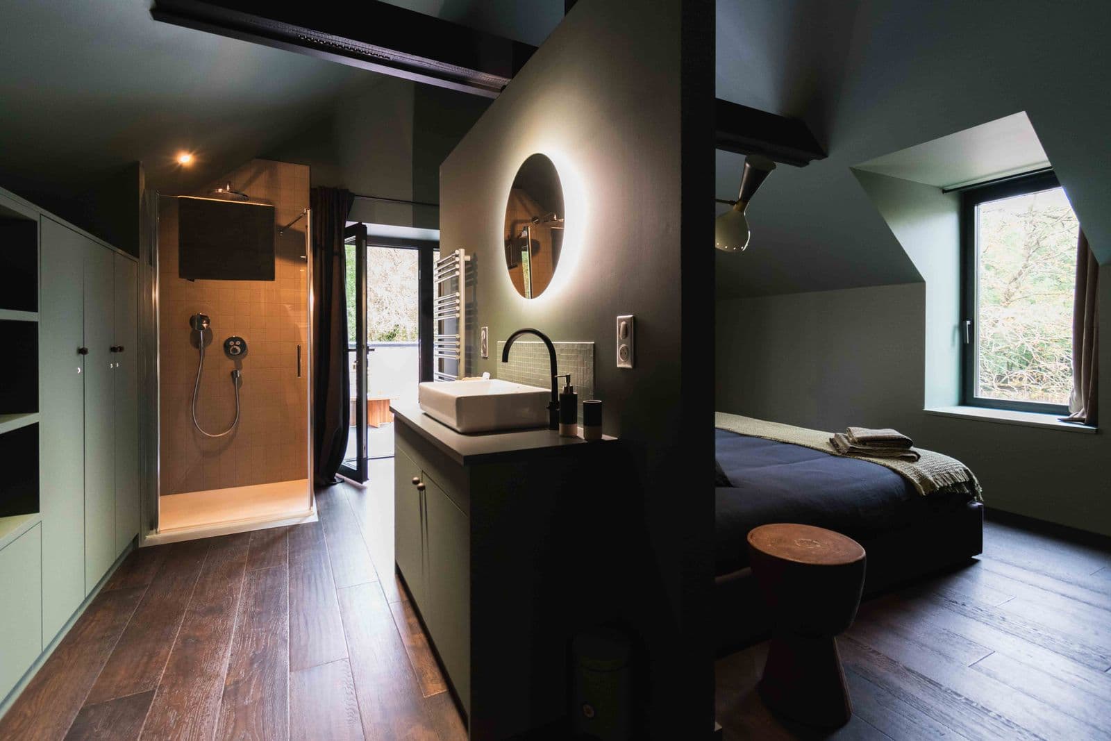 chambre kaki avec salle de bain privée