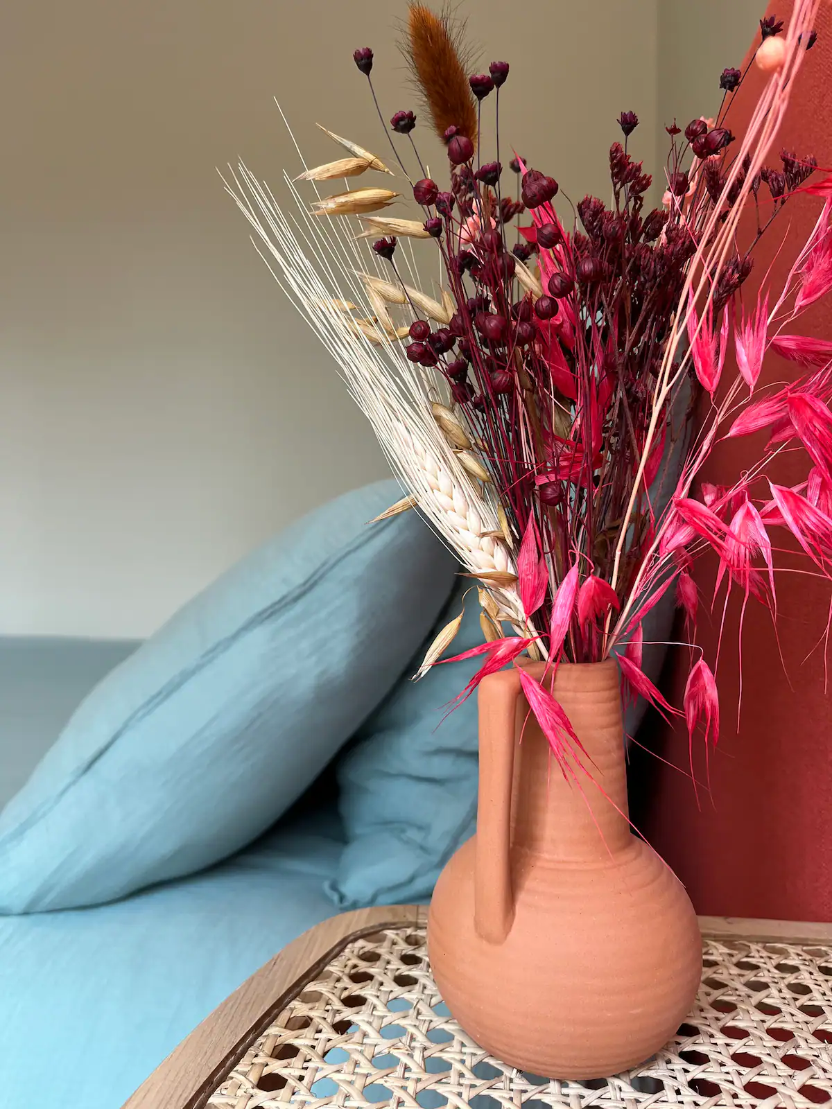 décoration, pot avec bouquet sur chaise en canage