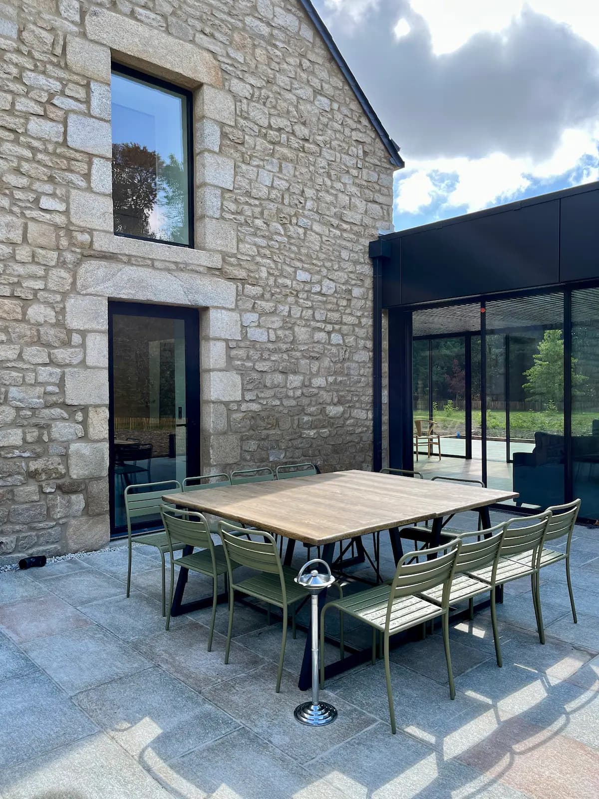 terrace de la maison et table pour déjeuner